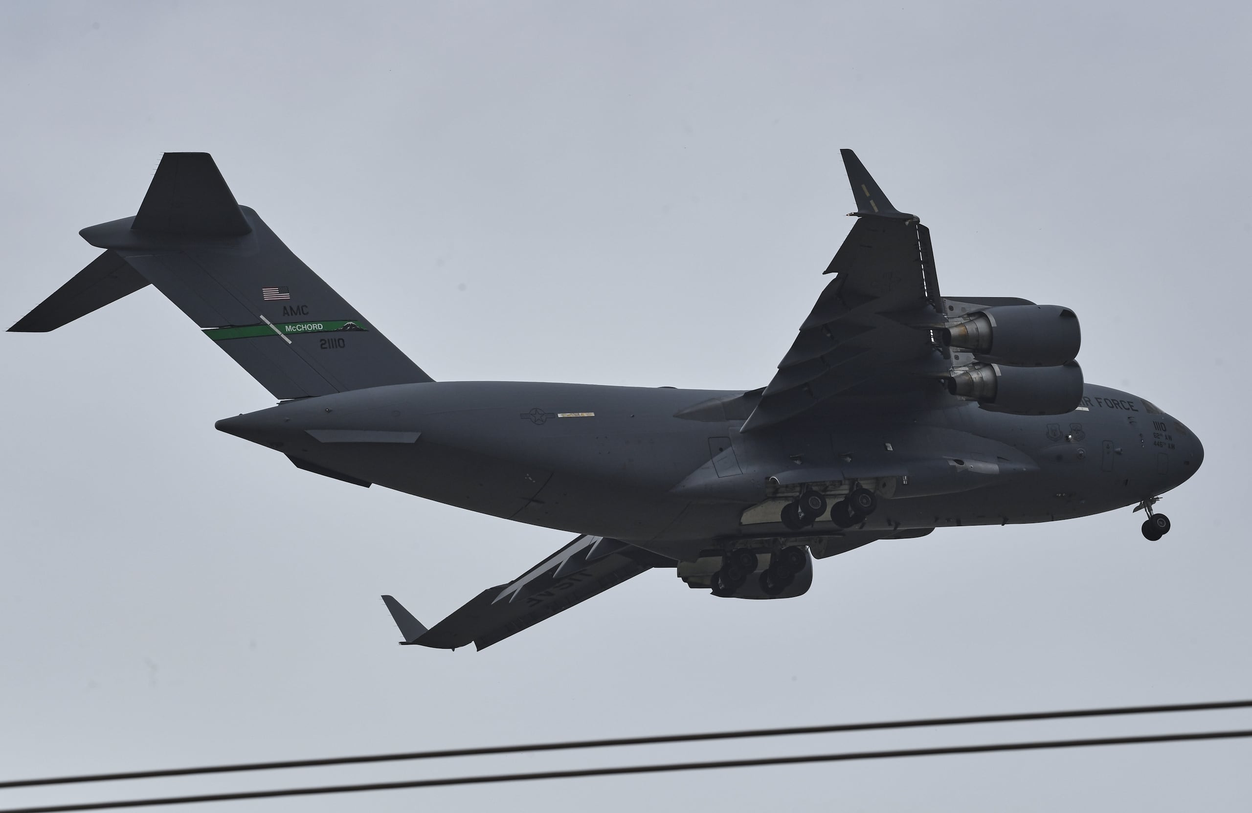 Un avión de transporte Boeing C-17 Globemaster III de la Fuerza Aérea estadounidense se prepara para aterrizar en la base aérea de Nur Khan, antes de la segunda ronda de negociaciones entre Estados Unidos e Irán, en Rawalpindi, Pakistán, el lunes 20 de abril de 2026. (AP Foto/Ehsan Shahzad)
