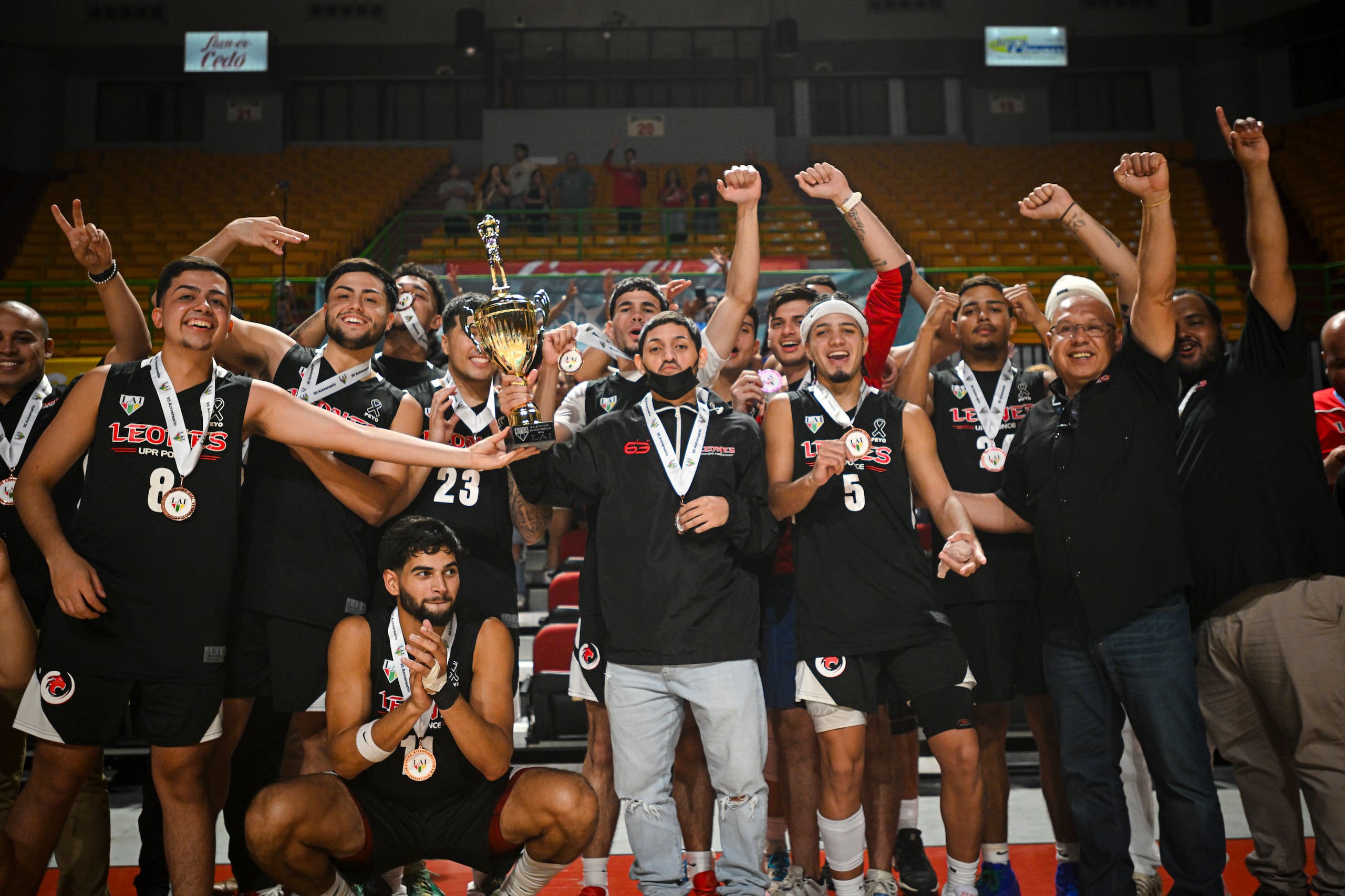 Los Leones superaron, 88-67, a los Tigres de la Universidad Interamericana.