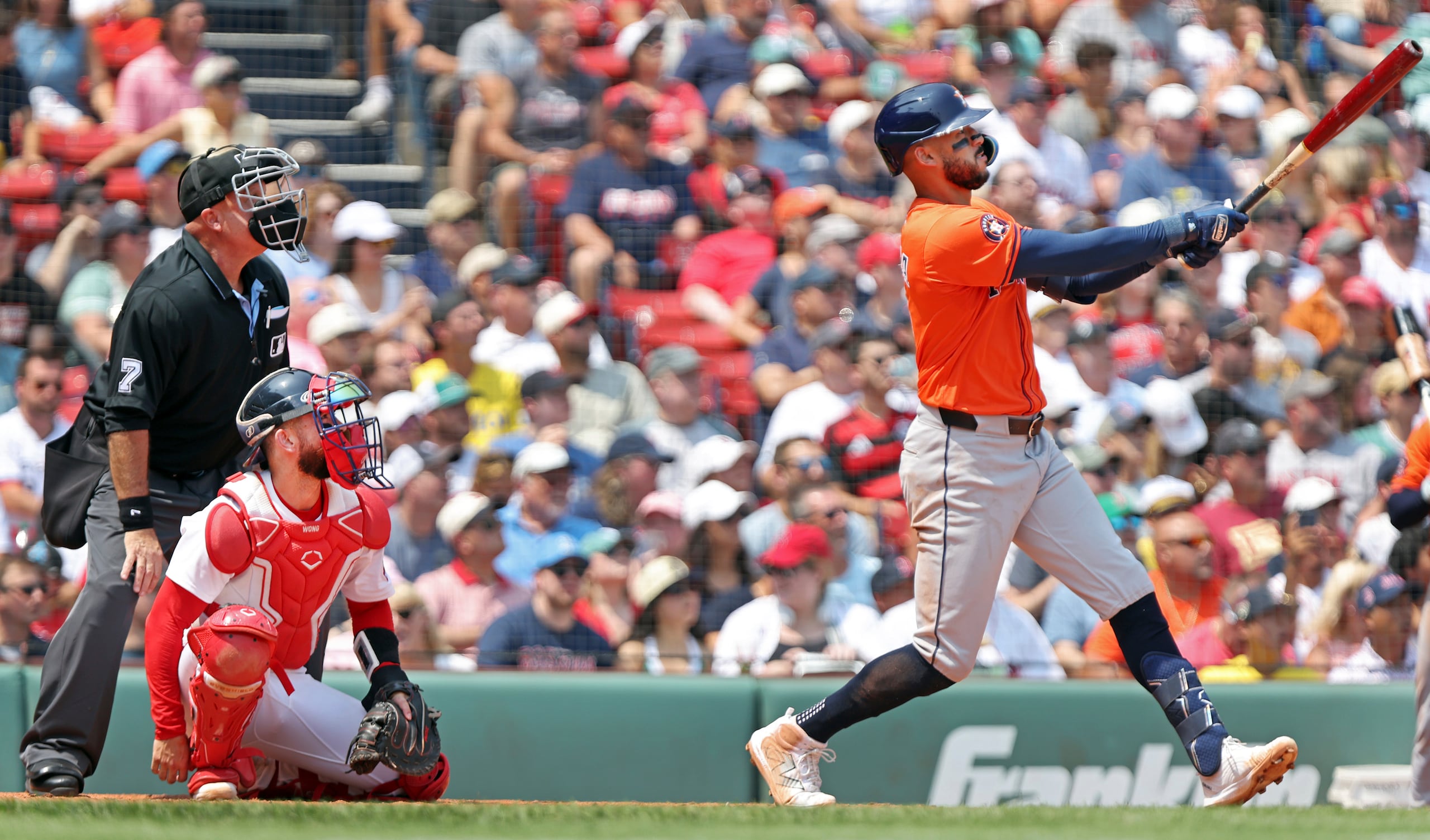 Carlos Correa conecta su jonrón en la cuarta entrada. Es su octavo del año.