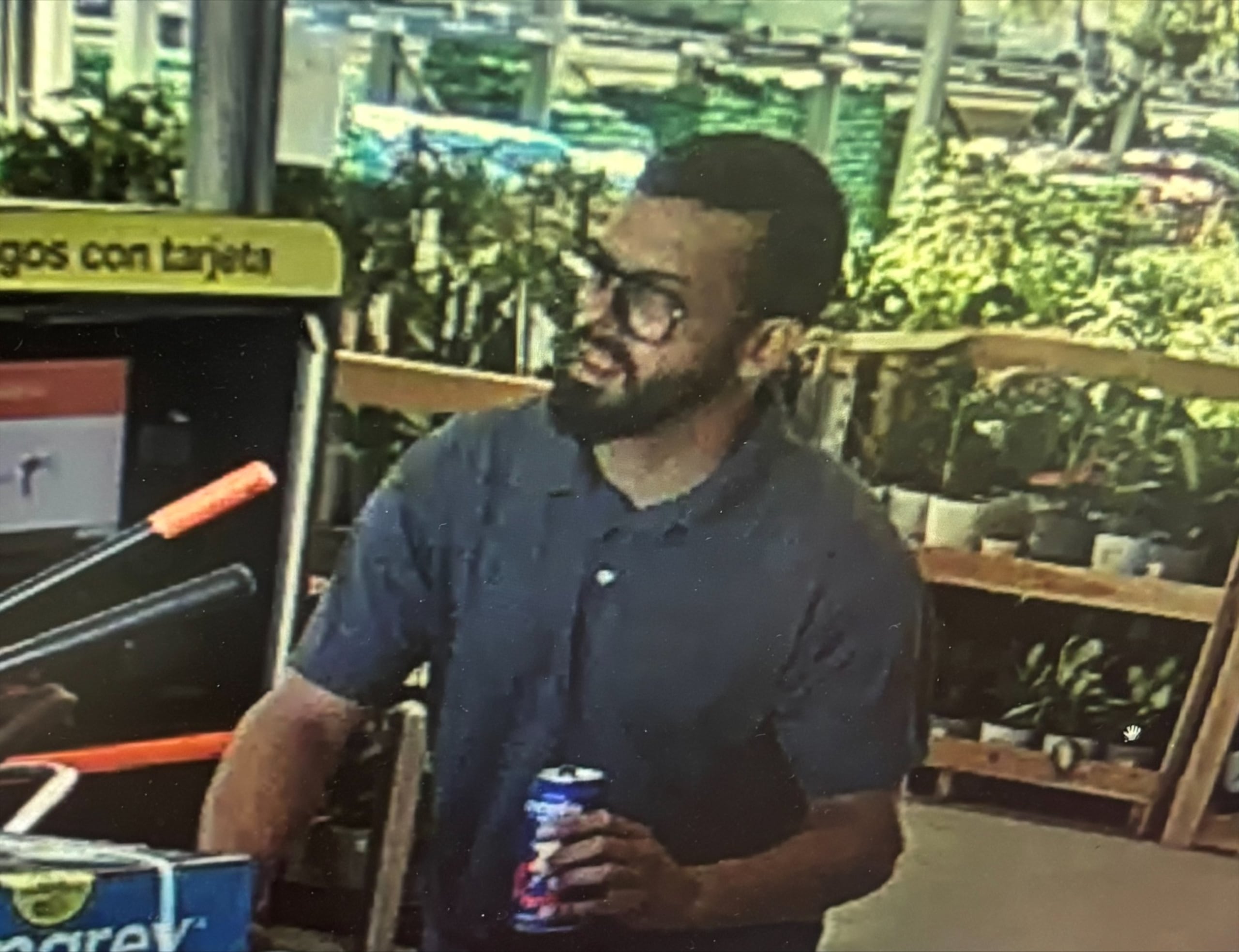 Policías del área de Humacao buscan a varias personas por apropiarse ilegalmente de mercancía en las tiendas de ese municipio.