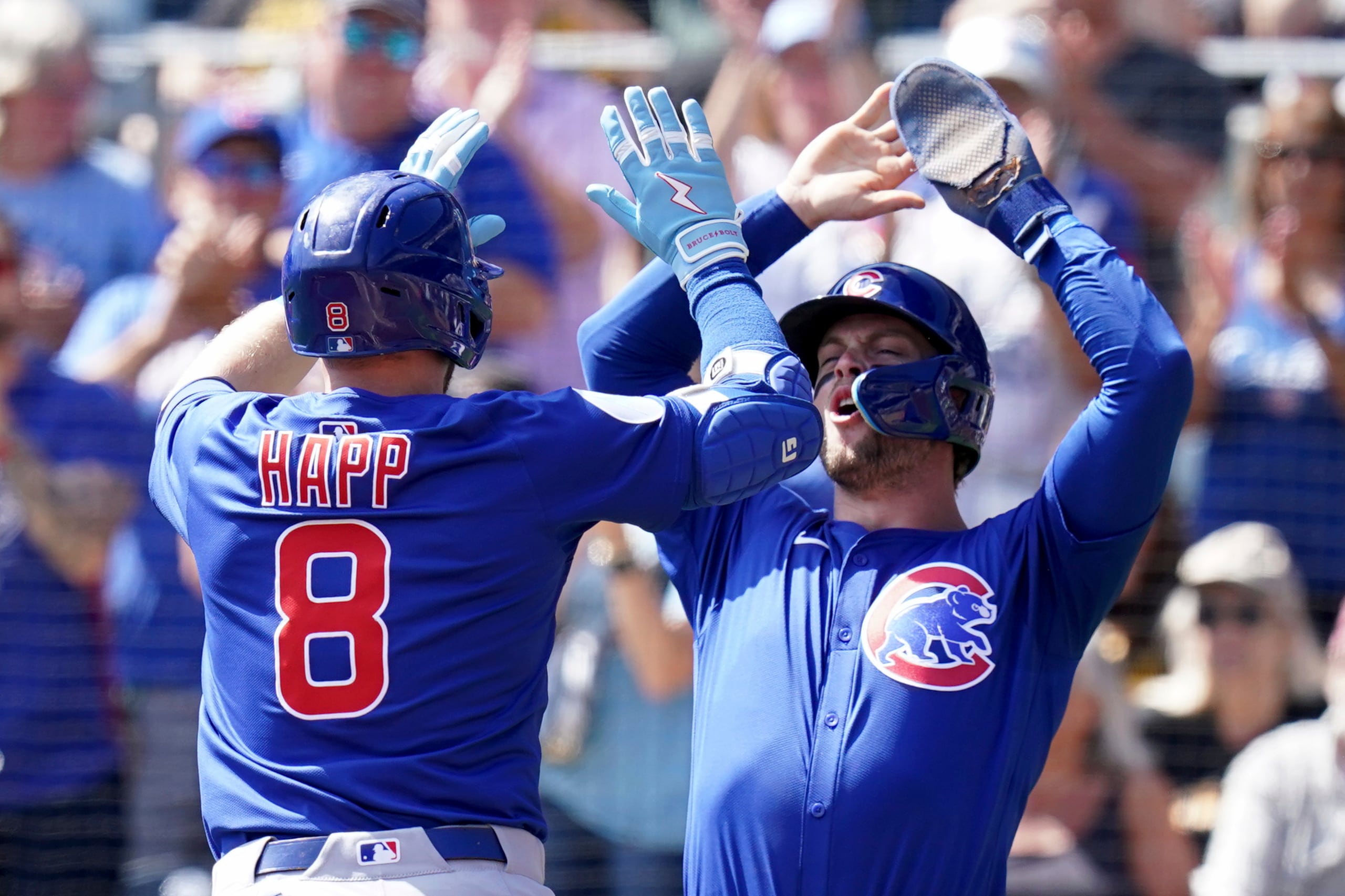 Ian Happ (izquierda), de los Cubs de Chicago, es felicitado por Nico Hoerner (derecha) tras batear un jonrón ante los Pirates de Pittsburgh.