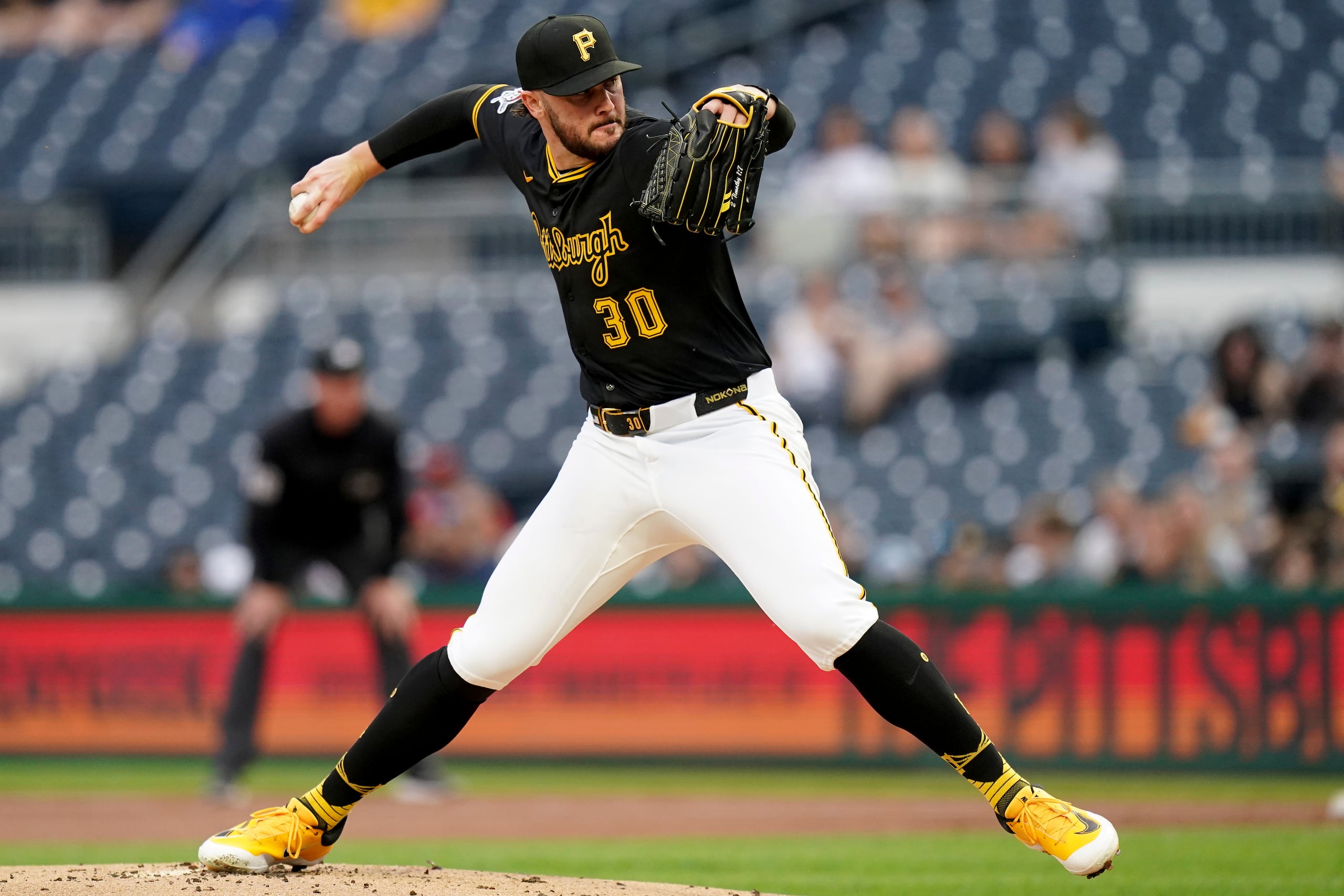 Paul Skenes, abridor de los Piratas de Pittsburgh, trabaja durante la primera entrada del juego de béisbol de Grandes Ligas frente a los Nacionales de Washington, el lunes 14 de abril de 2025, en Pittsburgh. (AP Foto/Matt Freed)