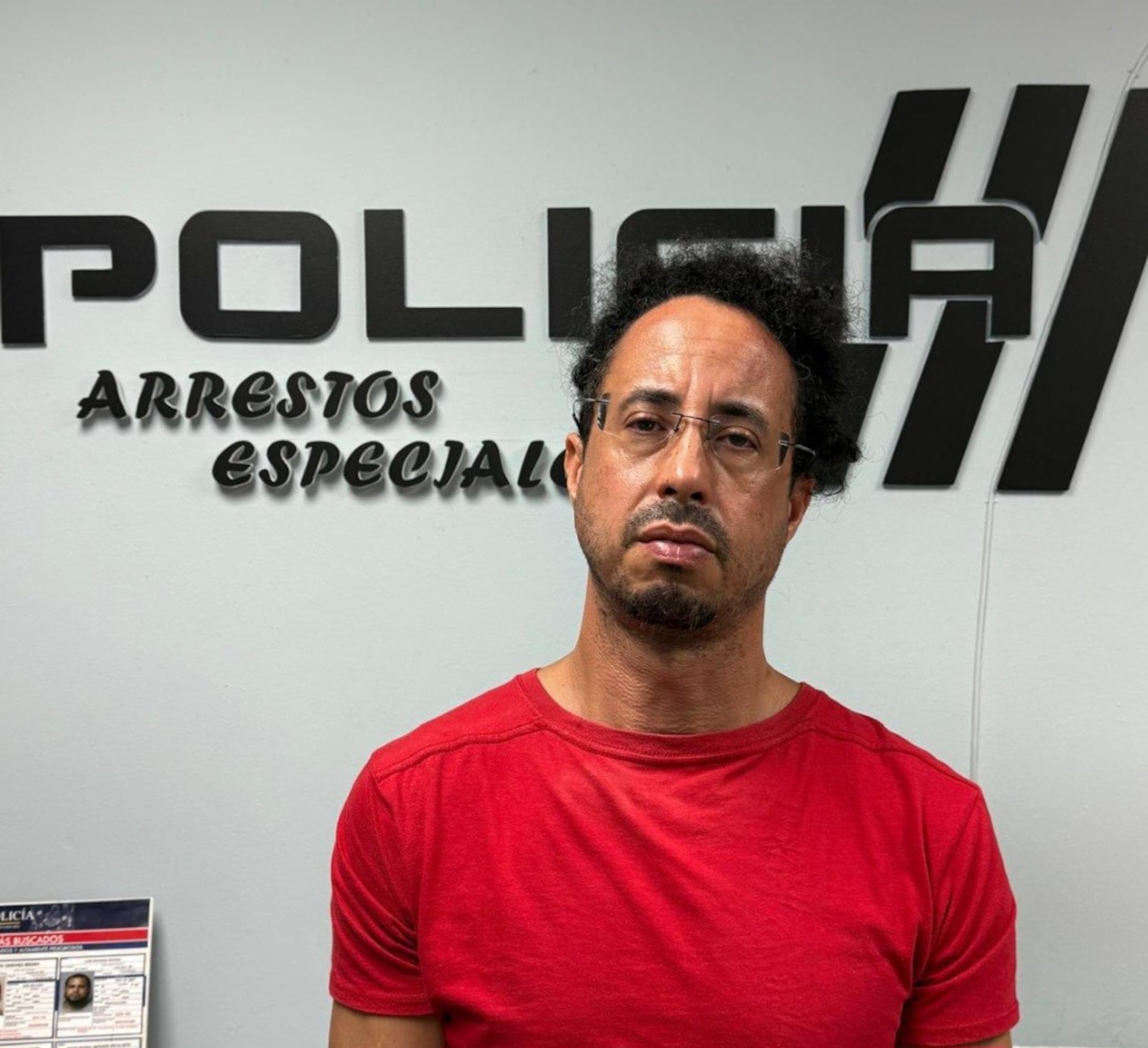 La División de Inteligencia y Arrestos de Mayagüez, capturó a Robert Serina, buscado en Estados Unidos por posesión de sustancias controladas y lavado de dinero.