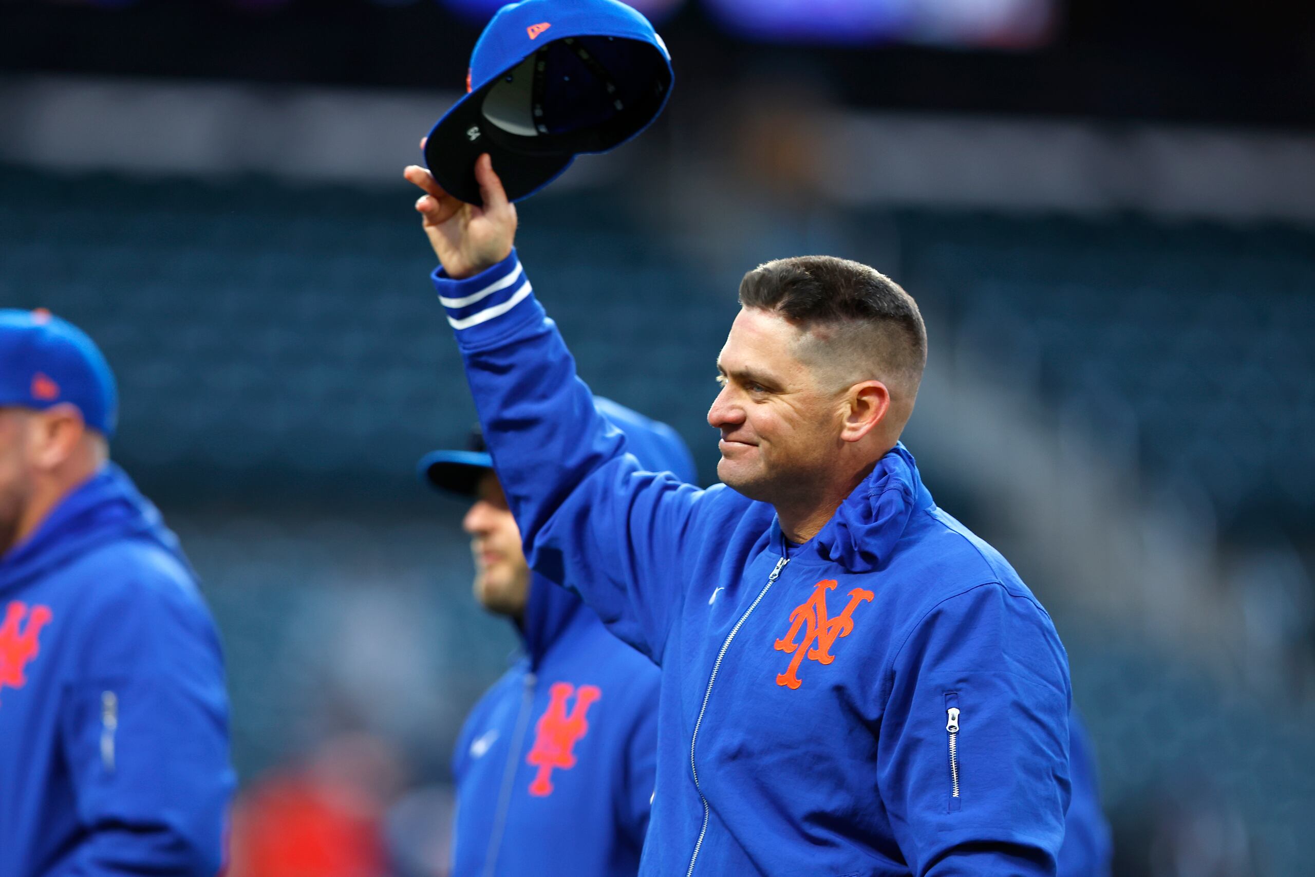 El venezolano Carlos Mendoza, piloto de los Mets de Nueva YOrk, agradece al público tras el triunfo por 2-1 sobre los Tigres de Detroit, en el segundo juego de una doble tanda.