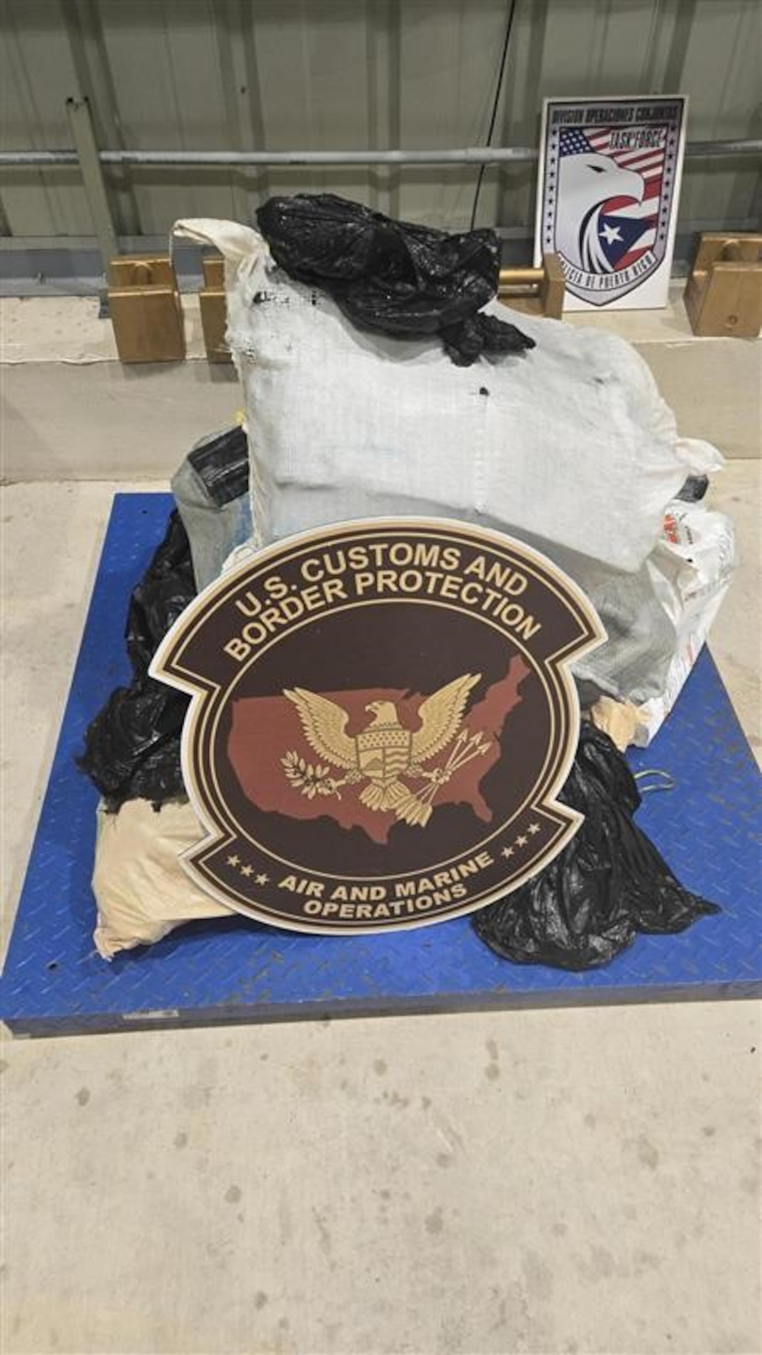 La Oficina de Aduanas y Protección Fronteriza de Estados Unidos (CBP), interceptó una embarcación al norte de Luquillo en la que transportaban 152 kilos de cocaína.