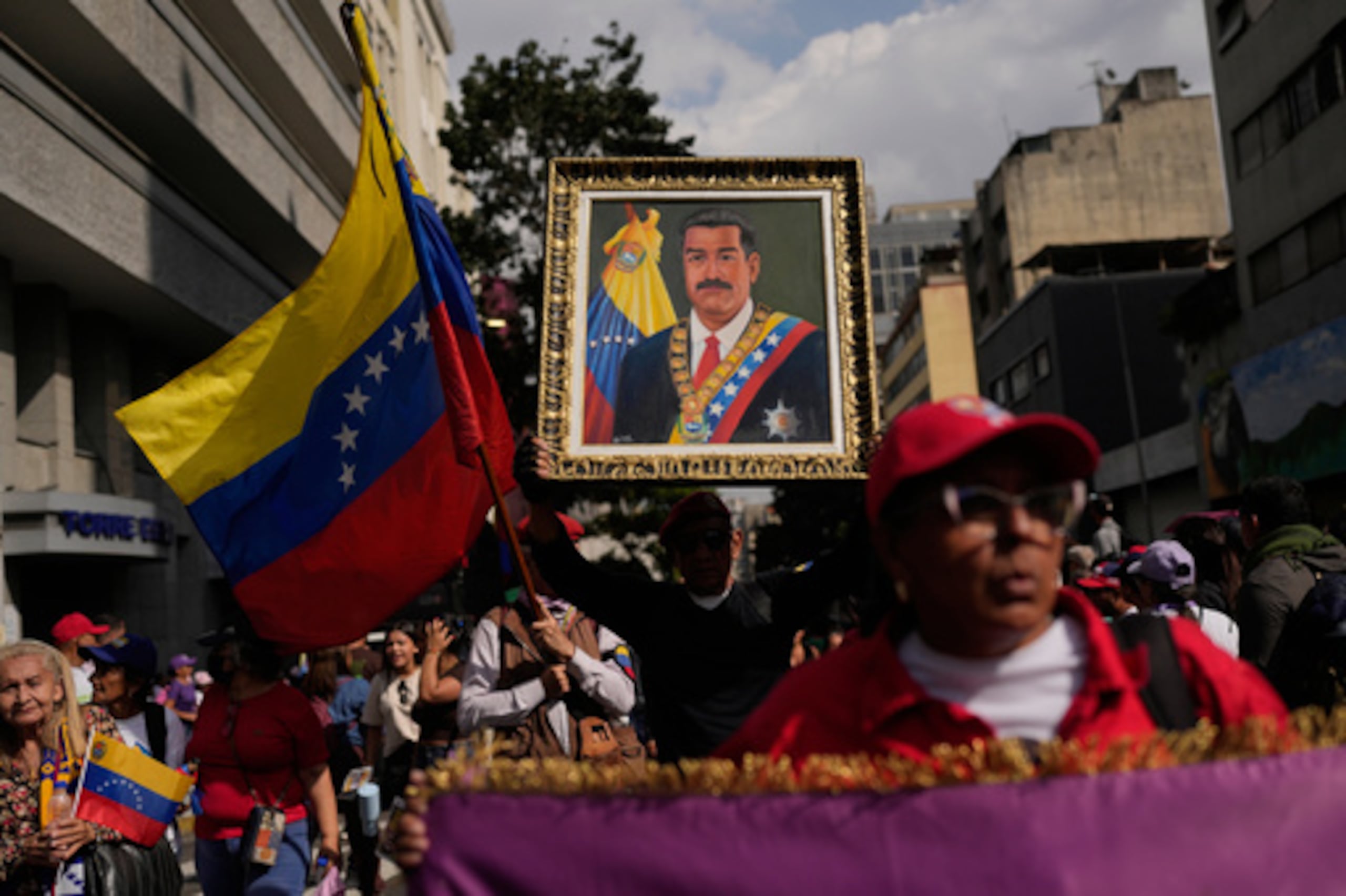 Un partidario del gobierno sostiene una imagen del presidente Nicolás Maduro durante una marcha de mujeres para exigir su regreso en Caracas, Venezuela, el martes 6 de enero de 2026.