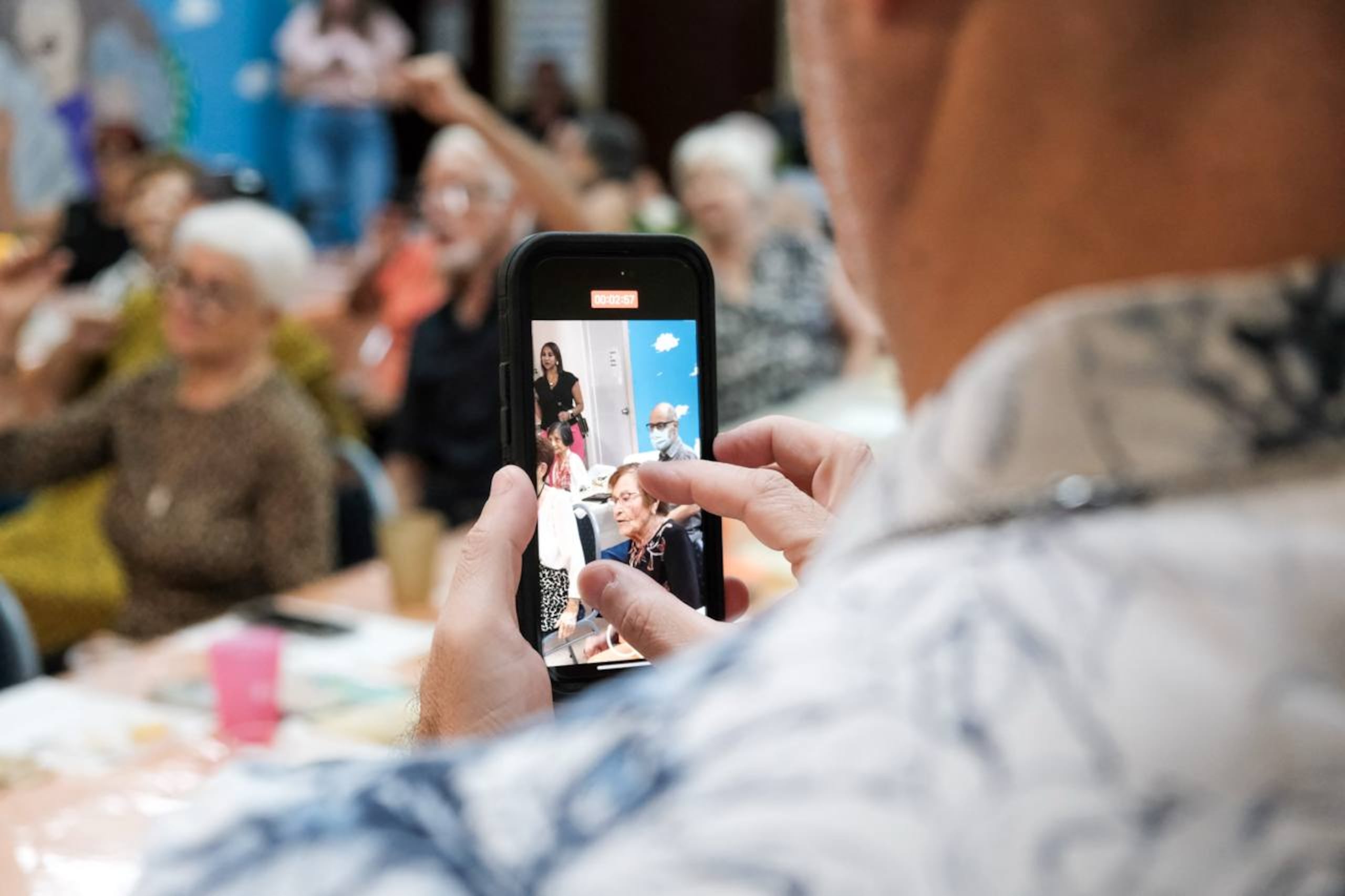 Este cyber café, que se ubica en la urbanización Santa Mónica, en Bayamón, ofrece acceso a servicios de salud, comunicación con familiares o colaterales, entre otros servicios digitales.