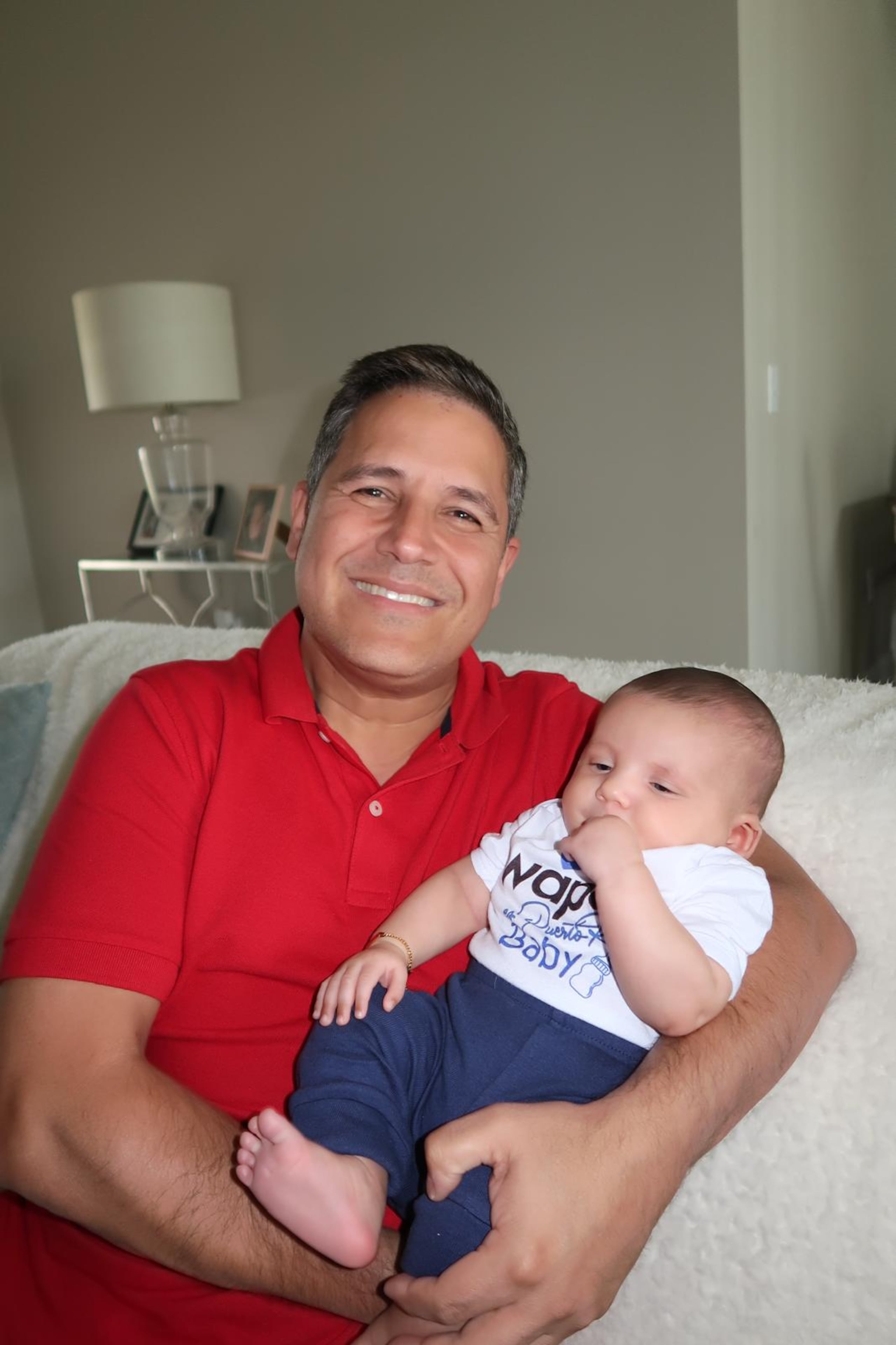 Normando Valentín con su nieto menor.