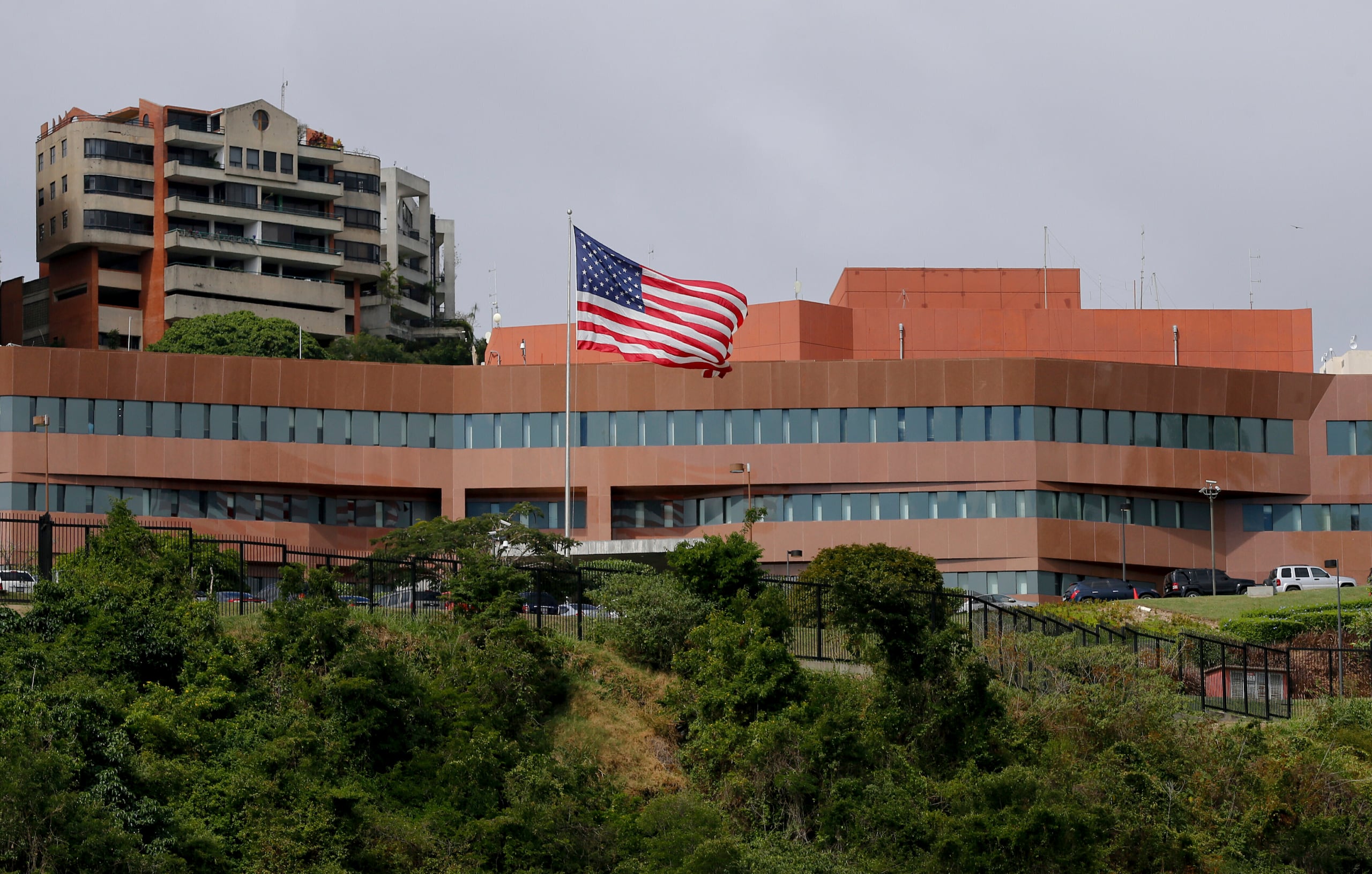 La bandera de Estados Unidos ondea fuera de la embajada del país en Caracas, Venezuela, el 24 de enero de 2019.