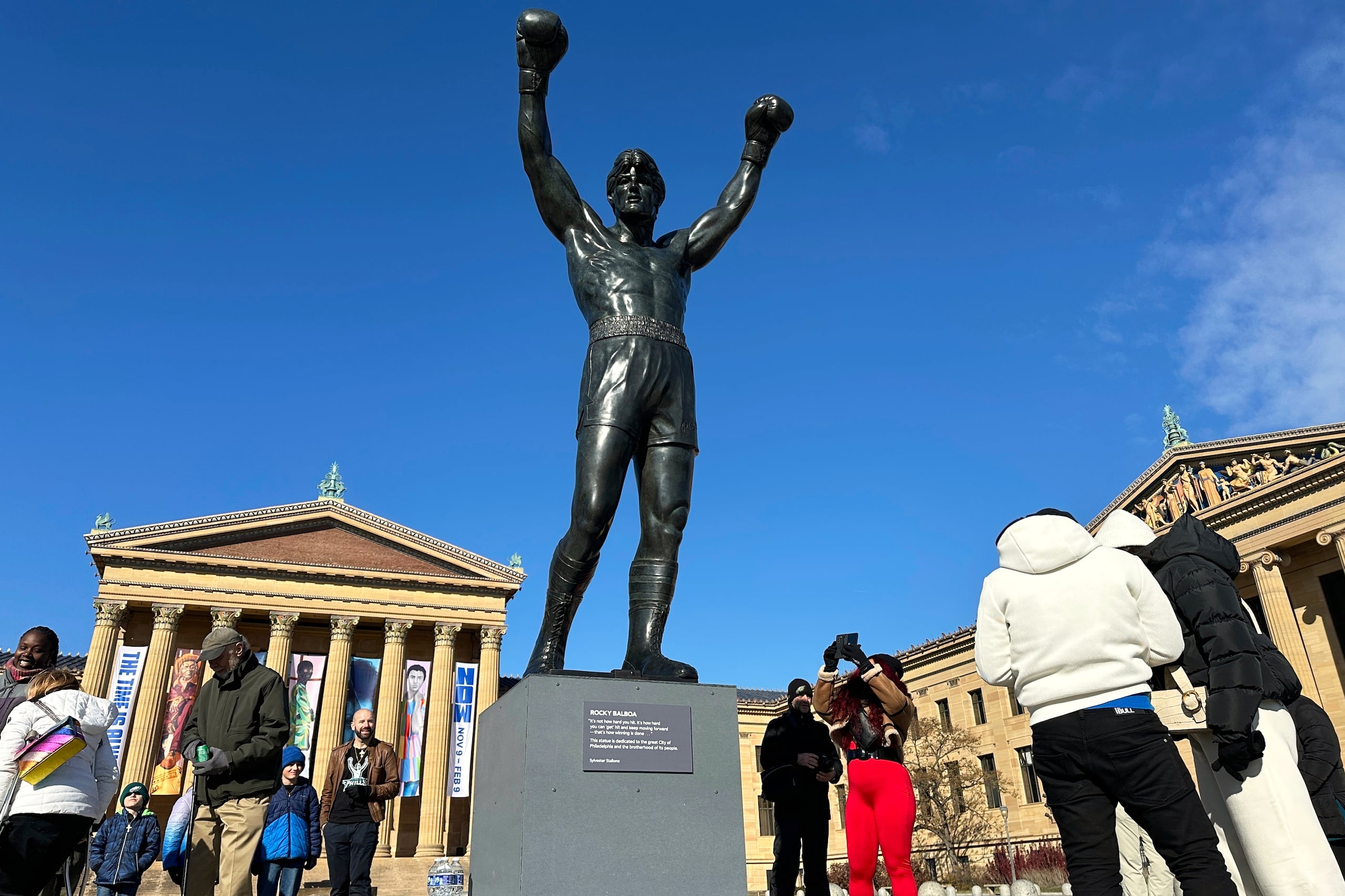 Visitantes observan la estatua de Rocky durante el RockyFest 2024, el 3 de diciembre de 2024, en el Museo de Arte de Filadelfia.