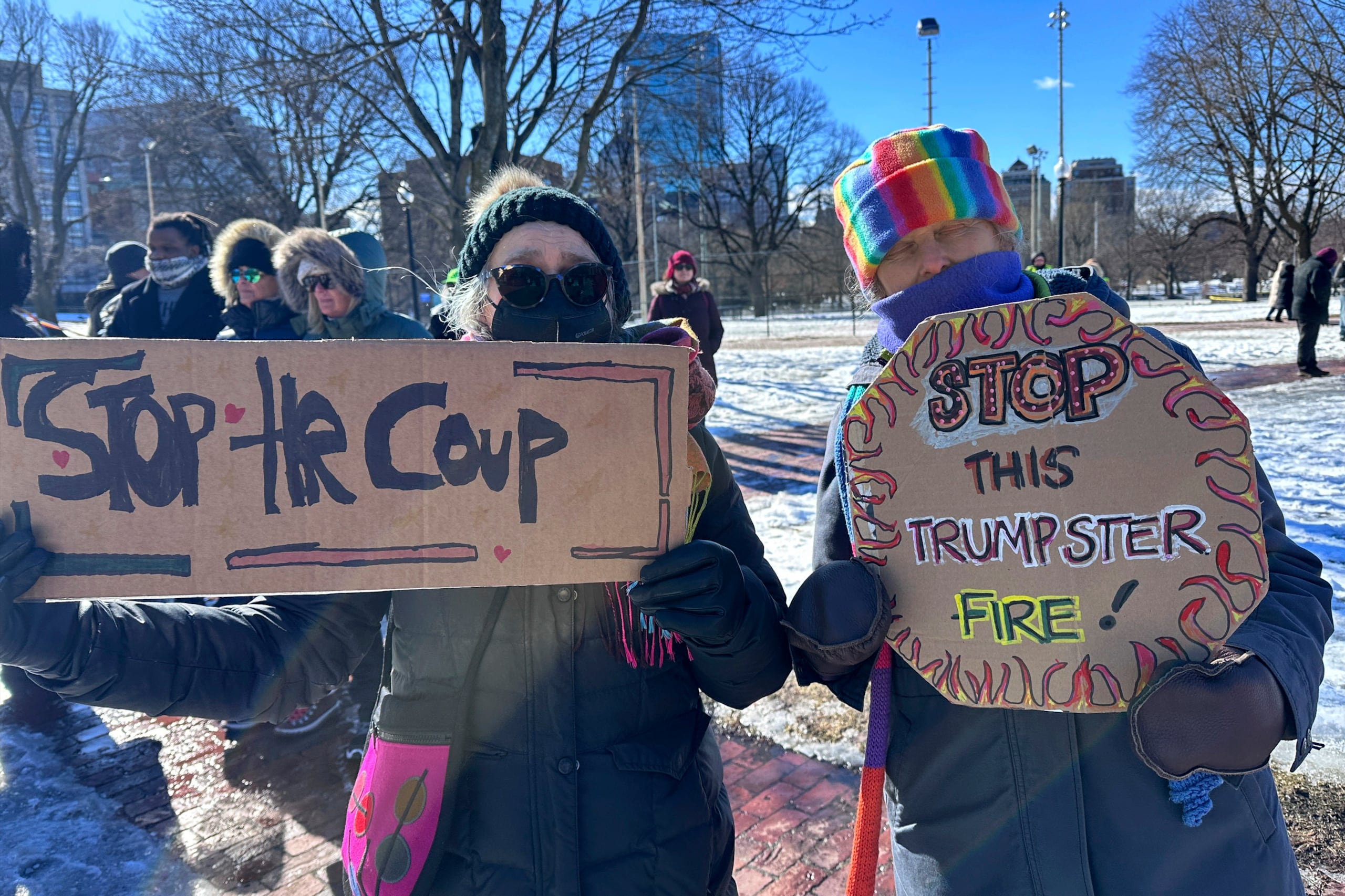 Varias personas protestan contra las políticas del gobierno del presidente Donald Trump, el viernes, 14 de febrero, en Boston. (AP Foto/Michael Casey)