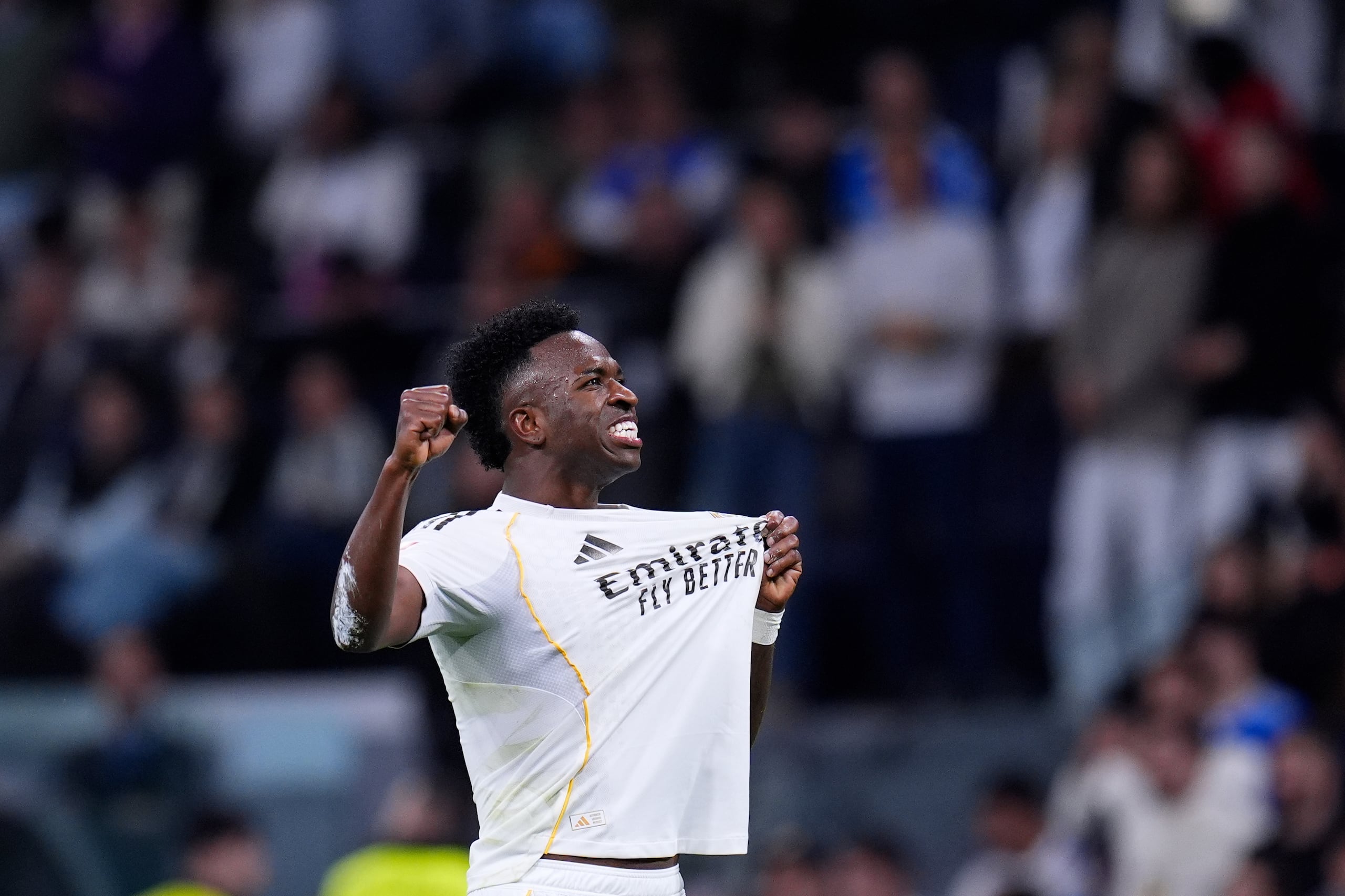 Vinicius Junior, del Real Madrid, celebra después de marcar el tercer gol de su equipo durante el partido de fútbol de La Liga entre Real Madrid y Atlético de Madrid el domingo 22 de marzo de 2022, en Madrid, España. (AP Foto/Manu Fernandez)