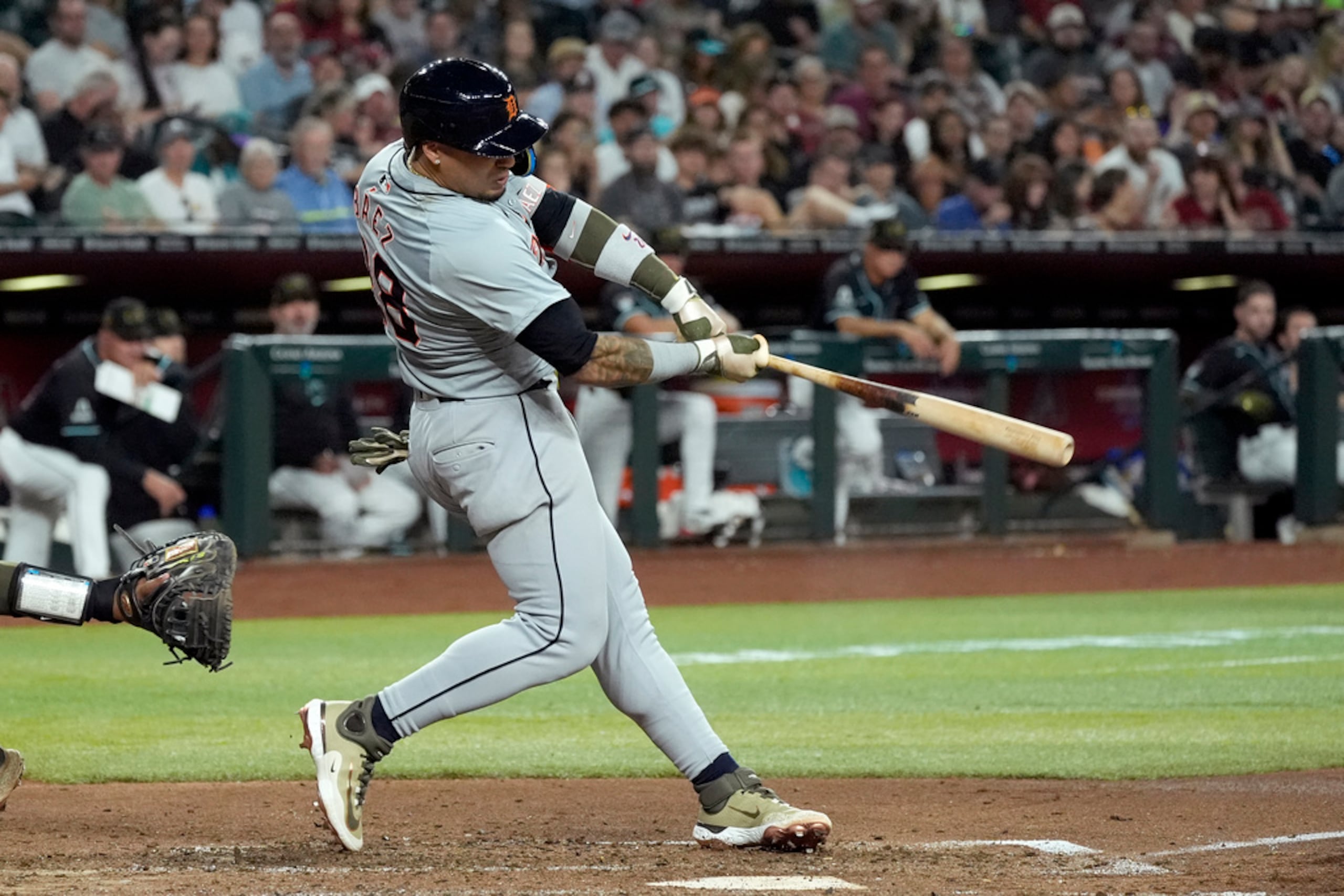 Javier Báez conectó un doble de dos carreras en contra de los Diamondbacks de Arizona durante la quinta entrada.