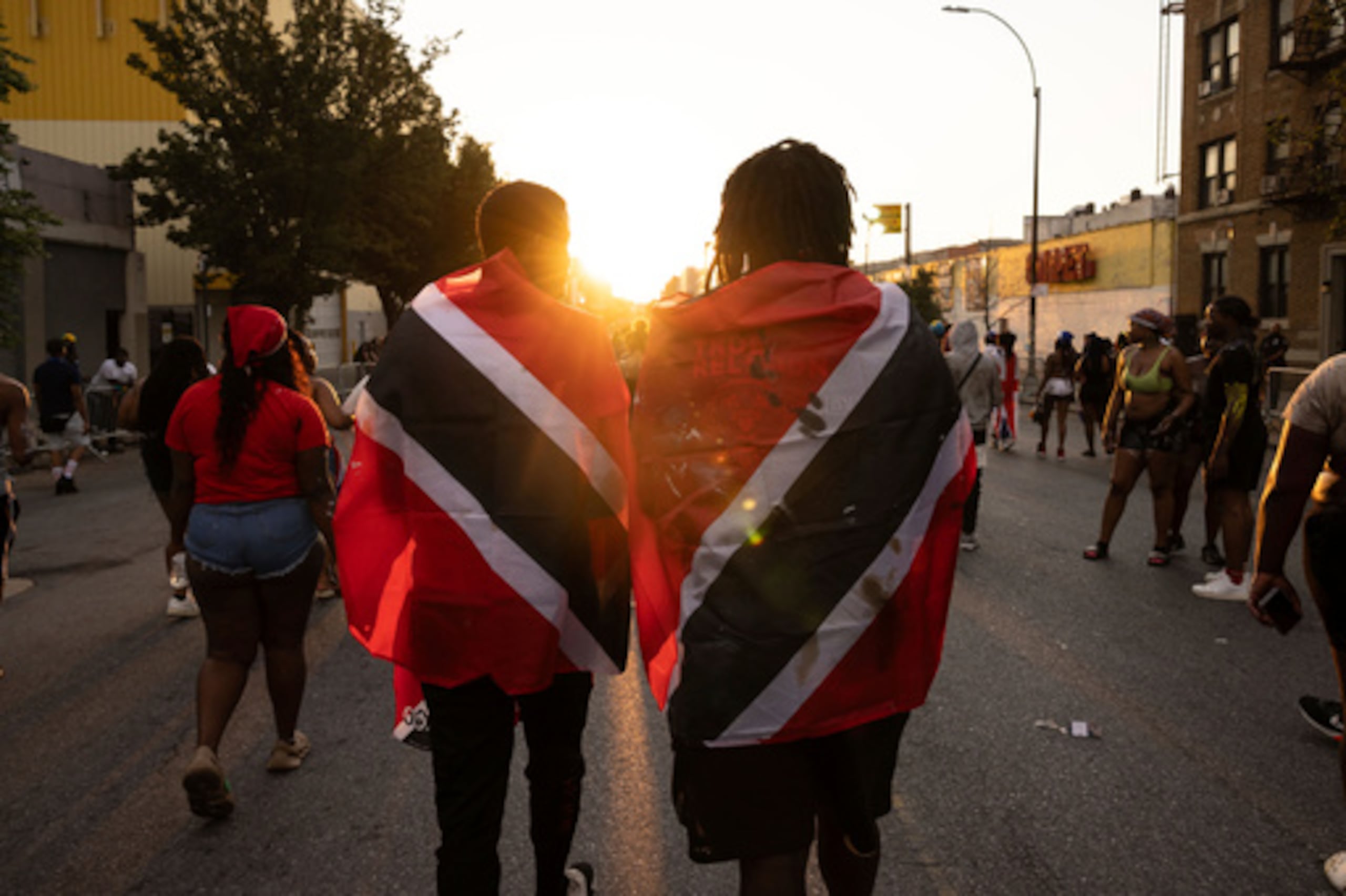 ARCHIVO - Se ve a personas con la bandera de Trinidad y Tobago durante la celebración del J'ouvert, el 4 de septiembre de 2023, en el distrito de Brooklyn, en Nueva York. (Foto AP/Yuki Iwamura, archivo)