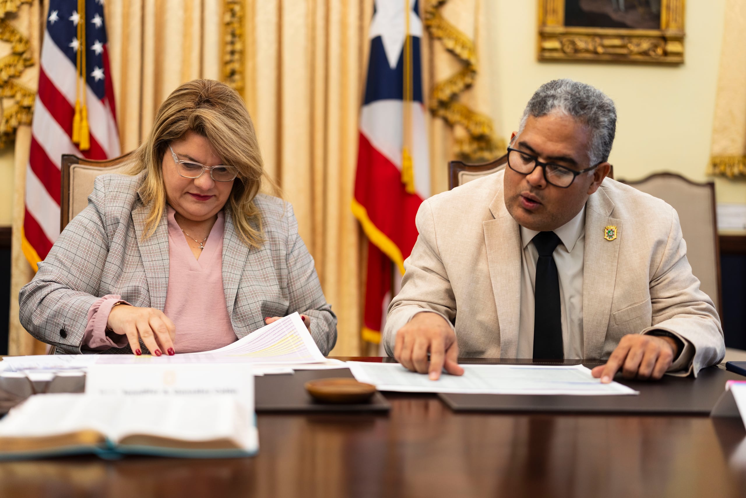 La gobernadora Jenniffer González Colón y el presidente ejecutivo de la Autoridad de Acueductos y Alcantarillados (AAA), el ingeniero Luis R. González Delgado. (Archivo / GFR Media)