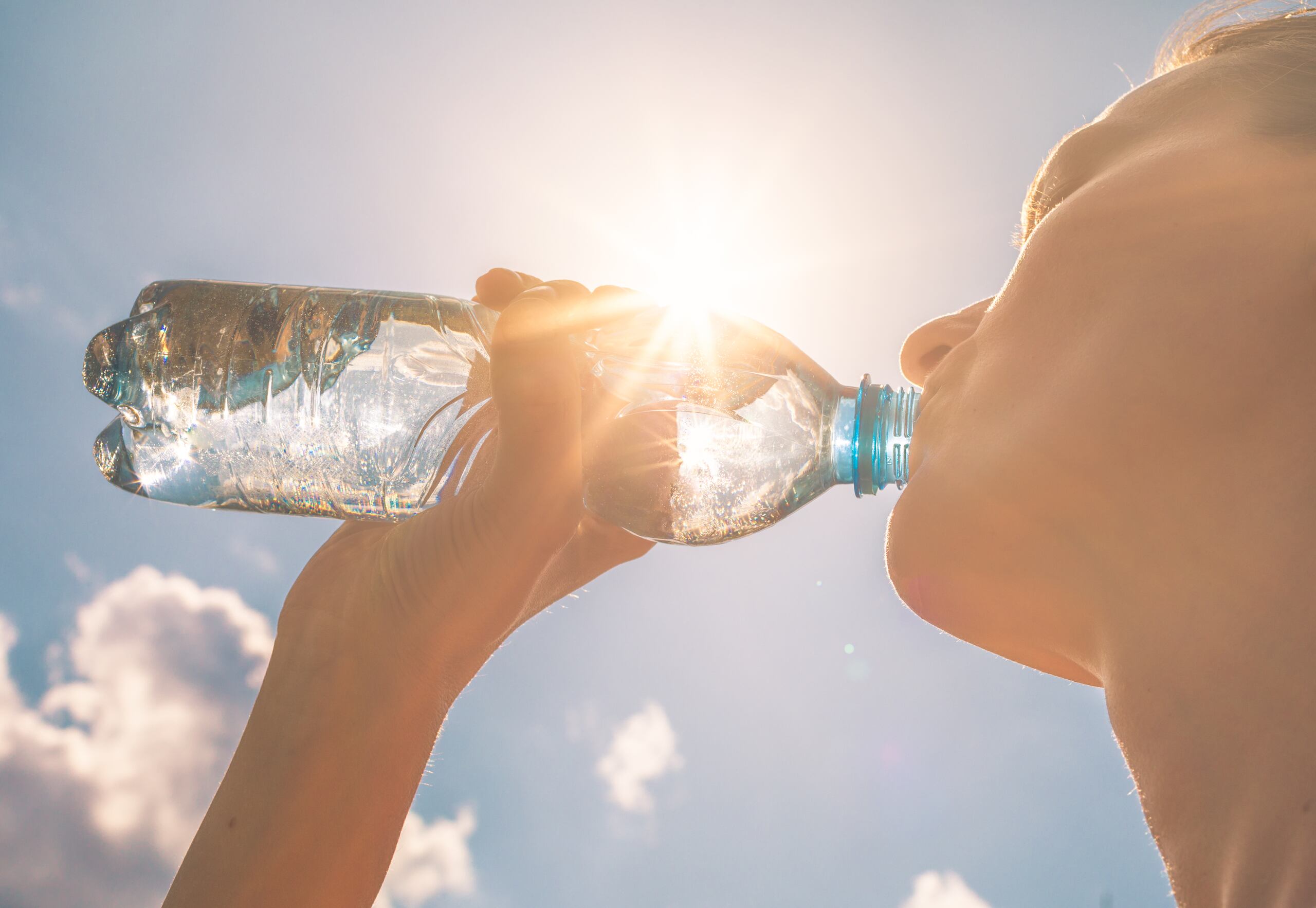 Es importante mantener una buena hidratación durante un golpe de calor.