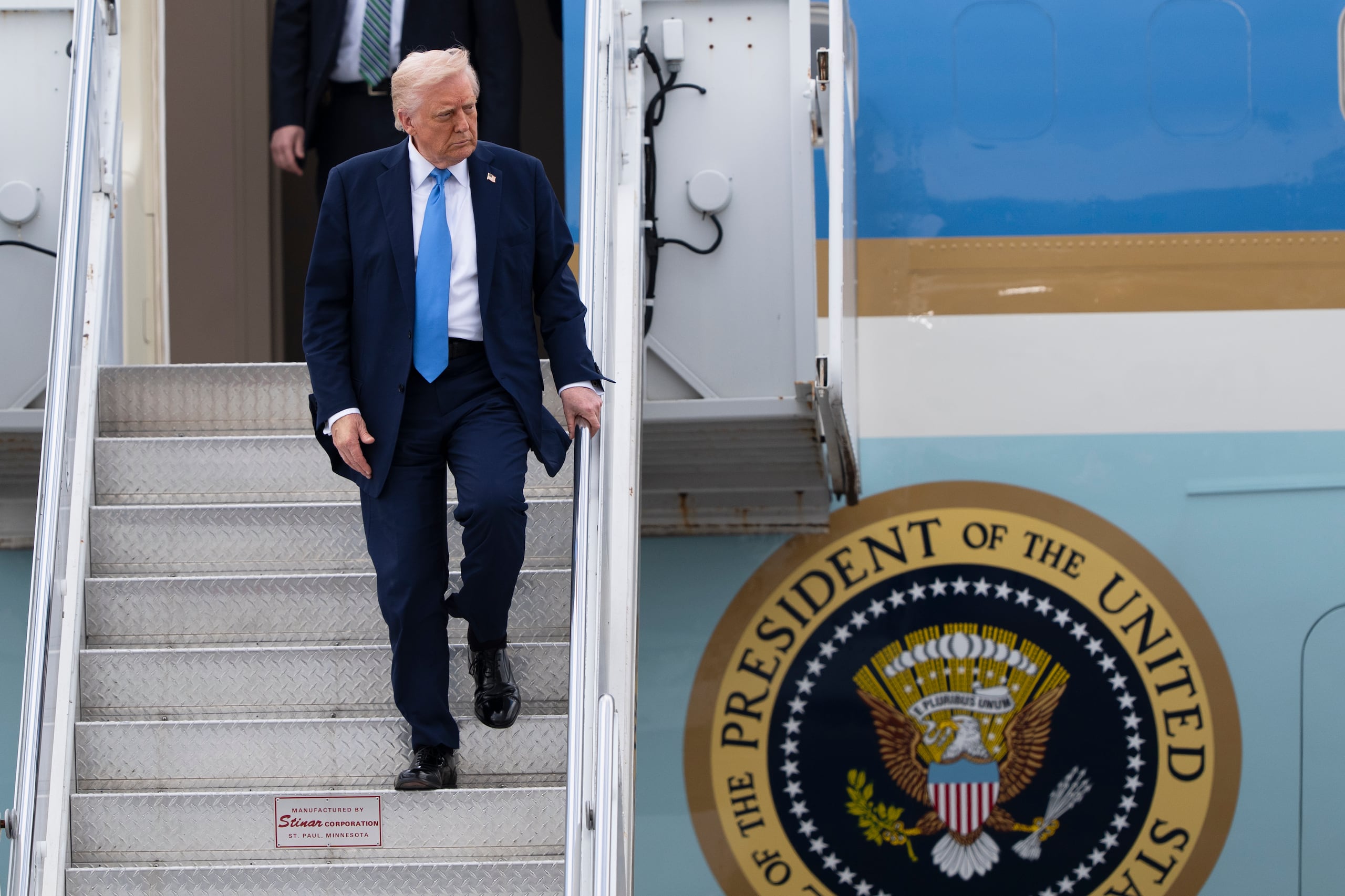 El presidente Donald Trump llega en el Air Force One al Aeropuerto Internacional de Palm Beach, el 28 de marzo de 2025, en West Palm Beach, Florida. (AP Foto/Manuel Balce Ceneta)