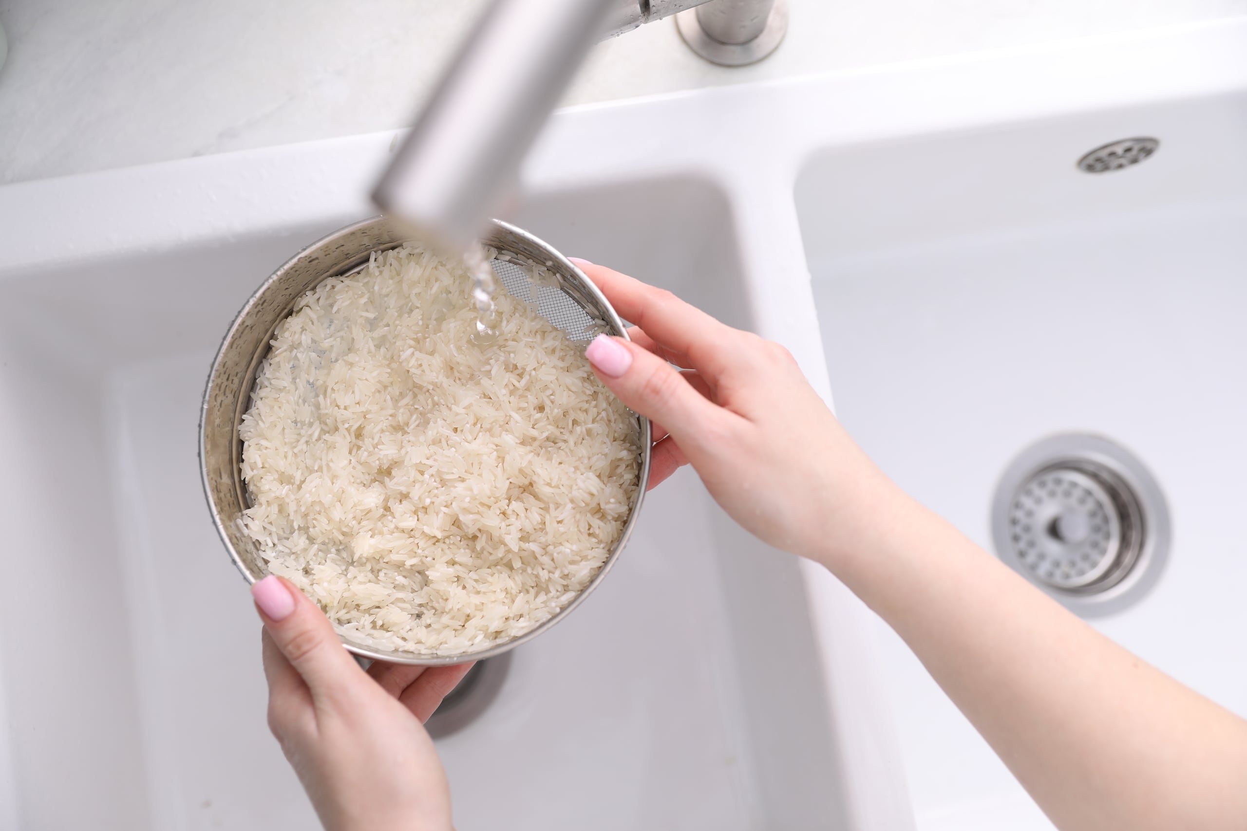 Enjuagar el arroz puede ayudar a eliminar impurezas como el cadmio o plomo en el producto procedente de ciertos mercados, pero del mismo modo puede reducir vitaminas y minerales en variedades fortificadas.
