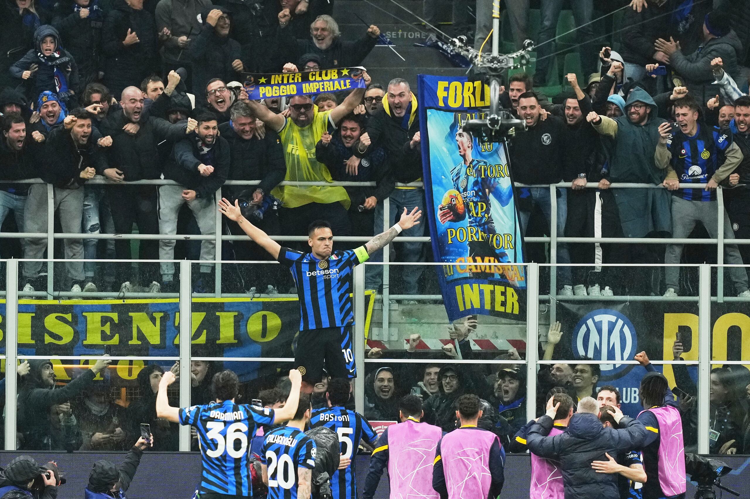 Lautaro Martinez, del Inter de Milán, celebra después de anotar el primer gol de su equipo durante el partido de vuelta de los cuartos de final de la Liga de Campeones entre Inter de Milán y Bayern Múnich en el estadio San Siro, en Milán, Italia, el miércoles 16 de abril de 2025. (AP Foto/Antonio Calanni)