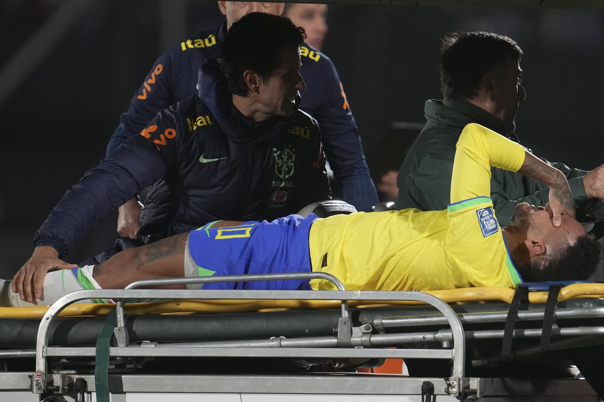 Neymar, de la selección de Brasil, es retirado de la cancha en camilla tras lesionarse en el encuentro de la eliminatoria mundialista ante Uruguay.
