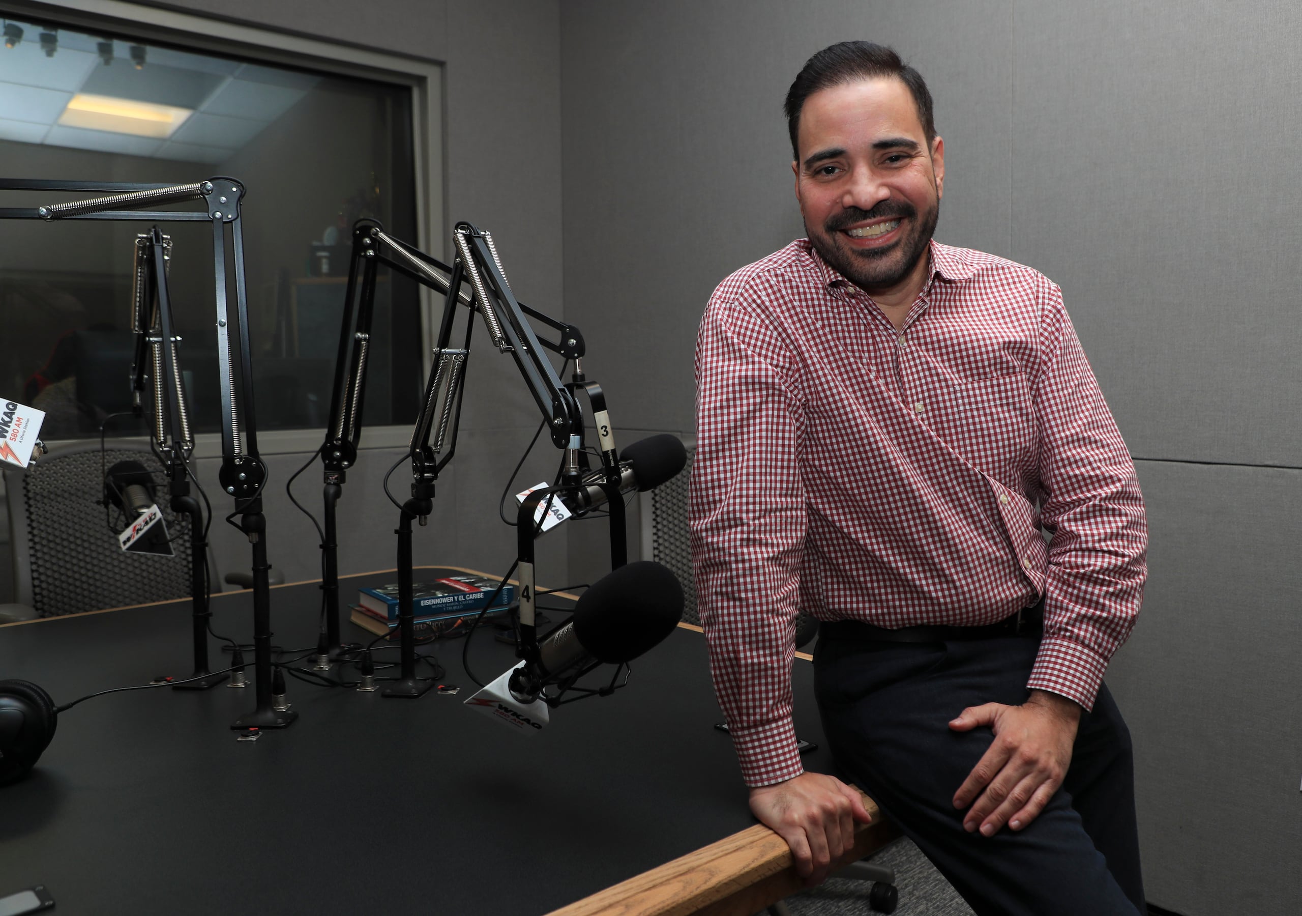 El profesor Ángel Rosa dio a conocer su salida de WKAQ 580, donde por los pasados 13 años mantuvo el programa Las Como Son, el pasado 4 de enero.