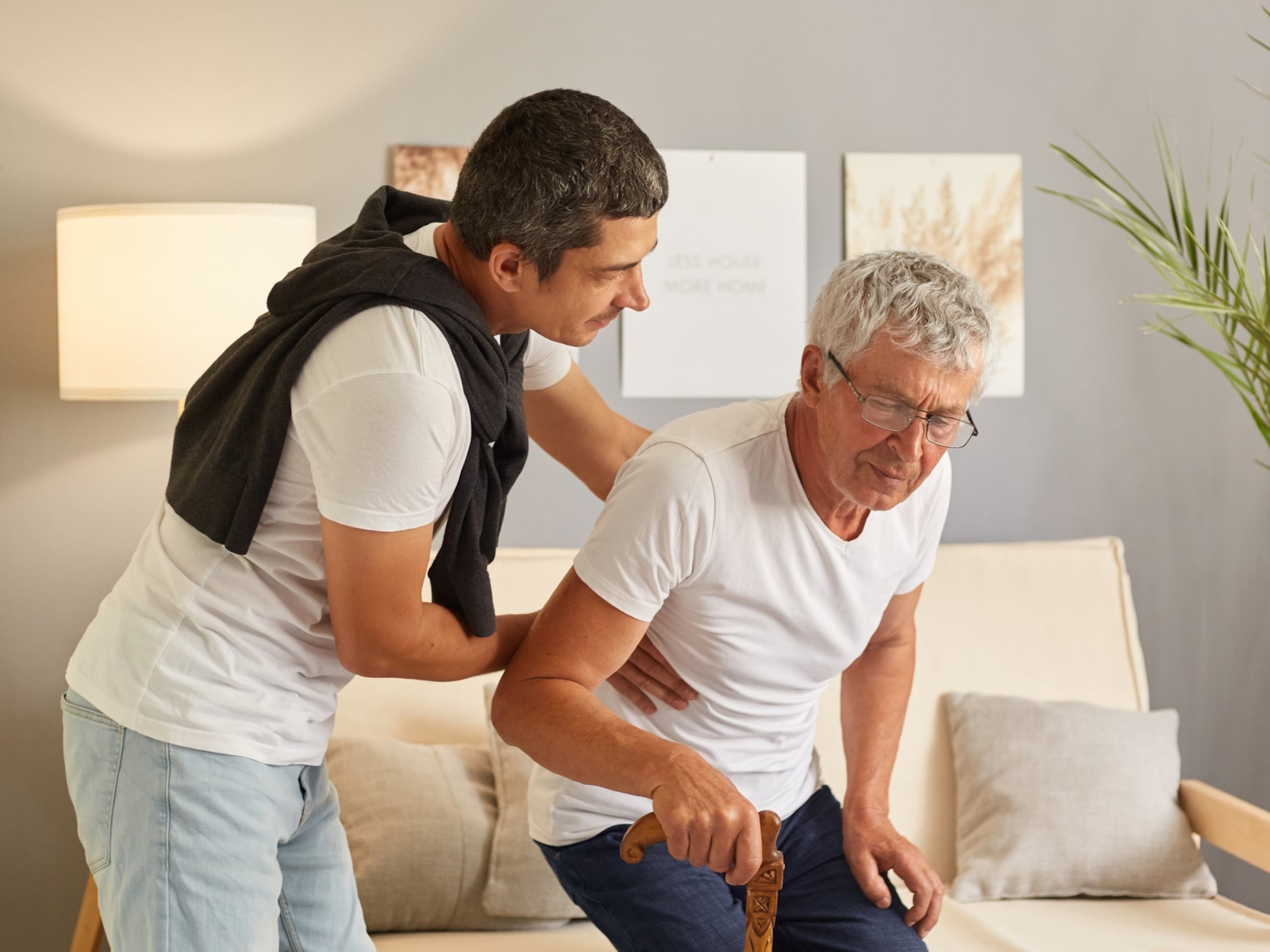 Cuidar a un ser querido en edad avanzada puede ser una tarea llena de amor y respeto, aunque también cargada de tensión y agotamiento.
