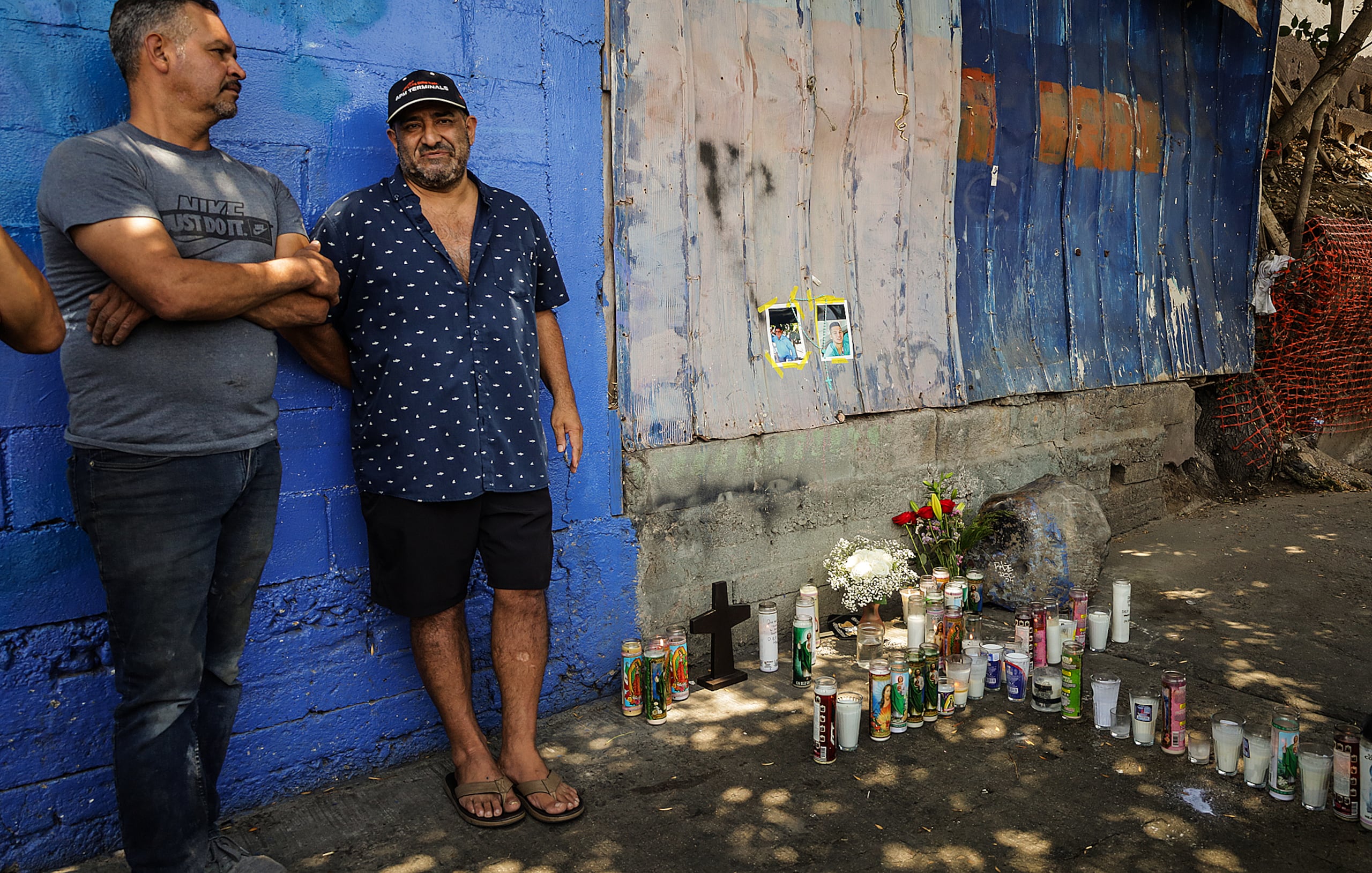 Fotografía de una ofrenda con veladoras y flores donde se cometió un asesinato, el 17 de julio de 2024, en la ciudad de Tijuana, en Baja California (México).  EFE/Joebeth Terríquez
