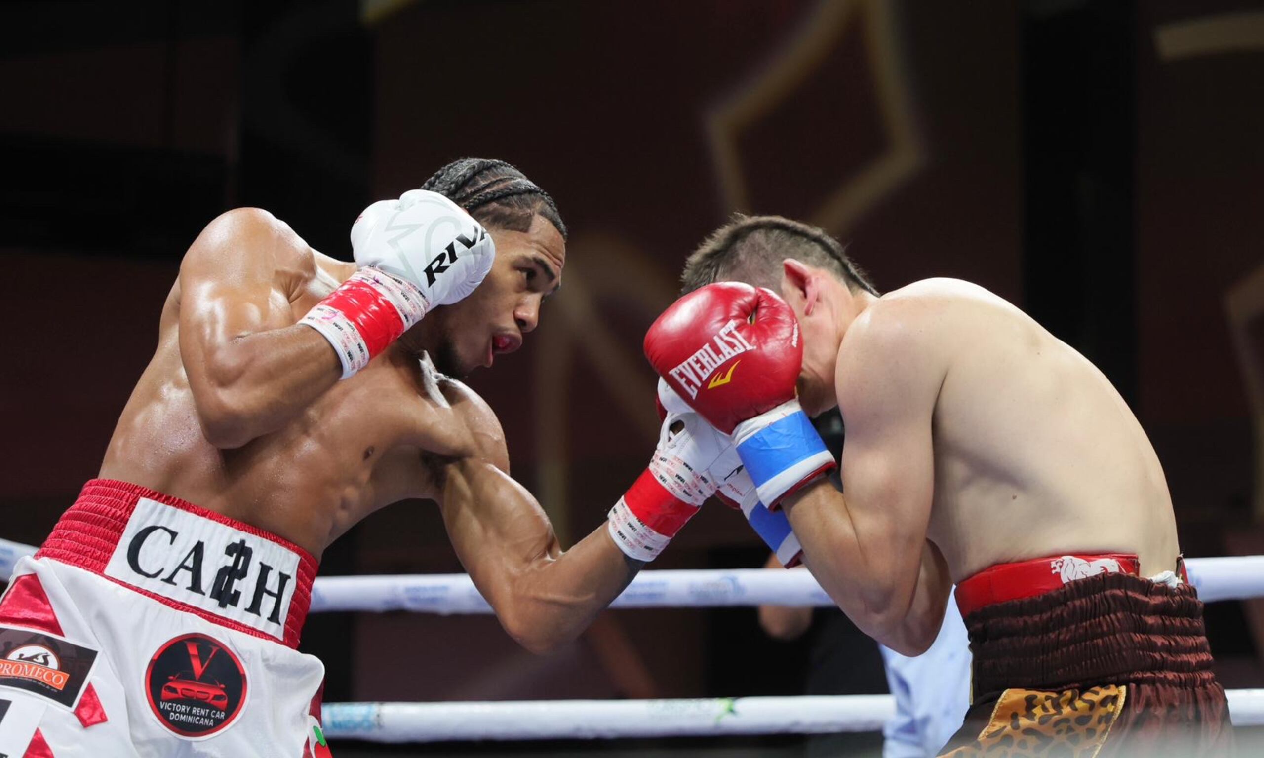 El dominicano Yan Carlos Santana conecta un uppercut al rostro del argentino Ernesto Franzolini.