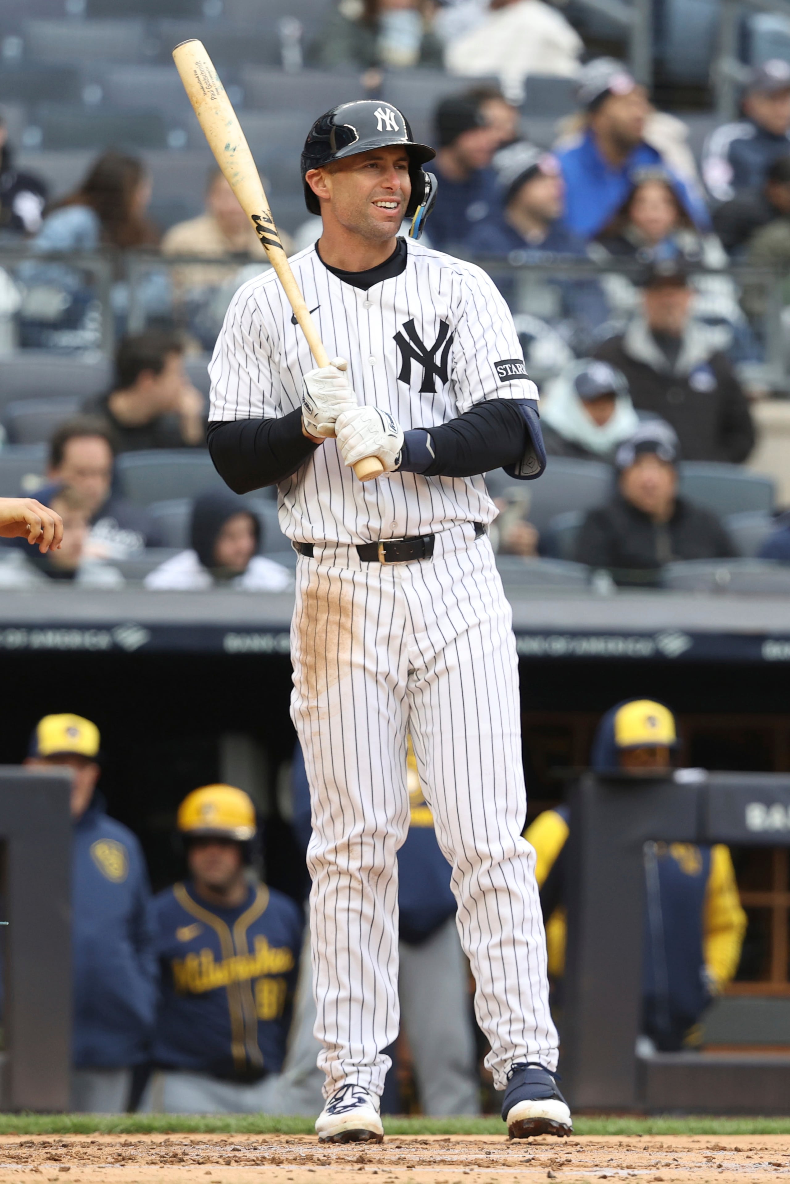 El nuevo yankee, Paul Goldschmidt, se prepara para entrar a la caja de bateo.