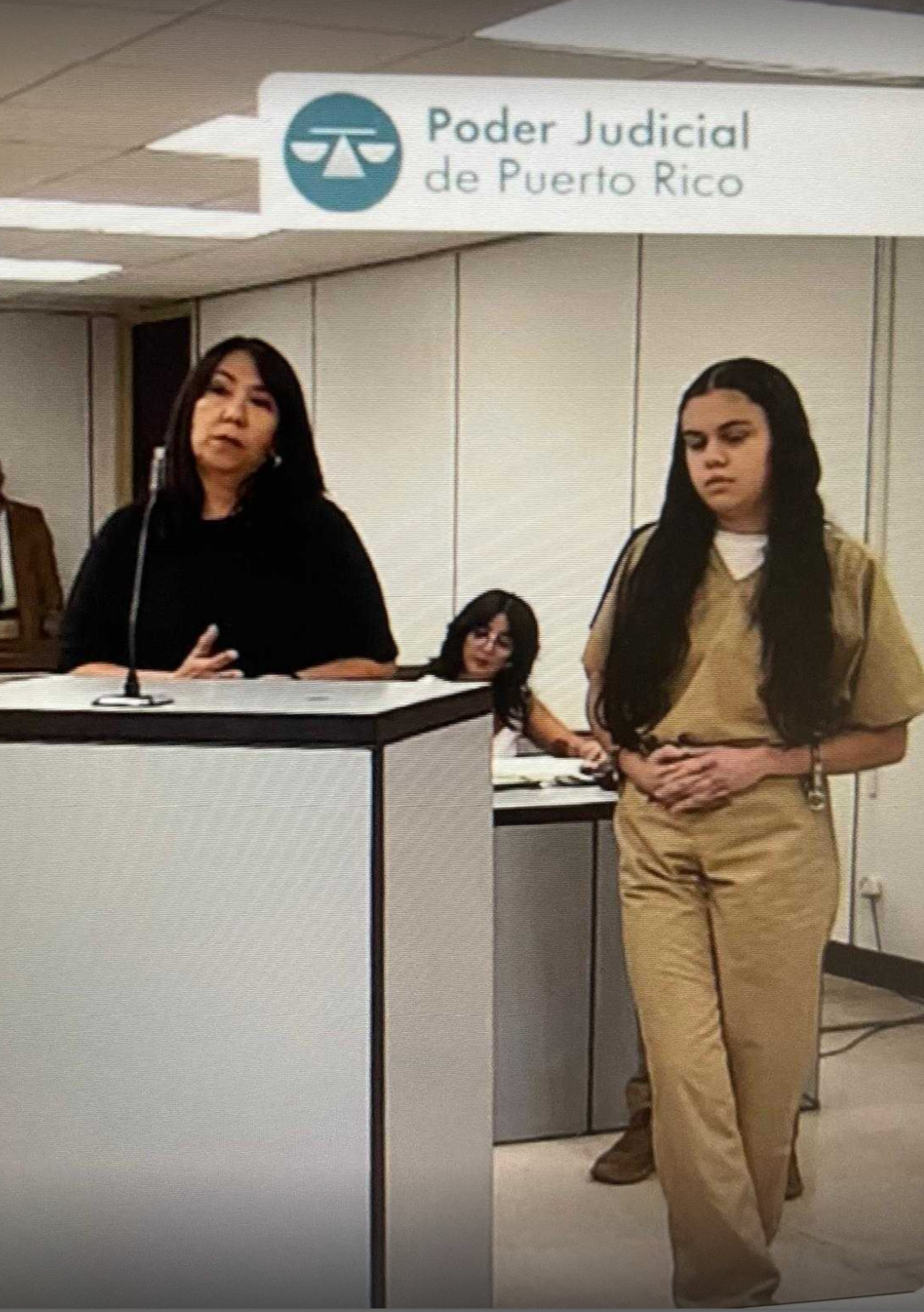 La licenciada Rocío Revelles Ponce, de la Sociedad para Asistencia Legal (SAL), junto a la acusada Anthonieska Avilés Cabrera.