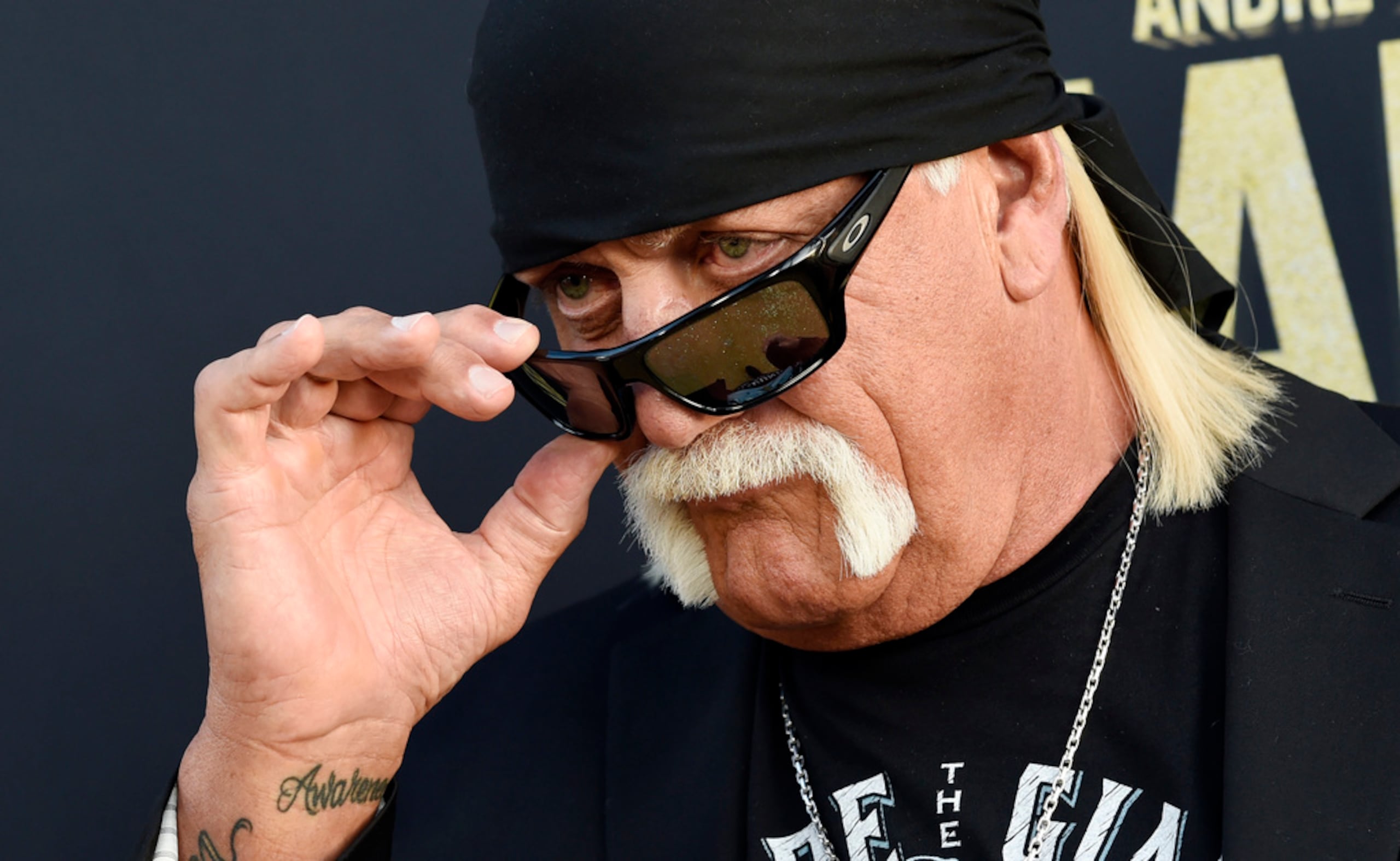 Hulk Hogan y un amigo rescataron a una adolescente que quedó atrapada en un vehículo volcado después de un accidente.