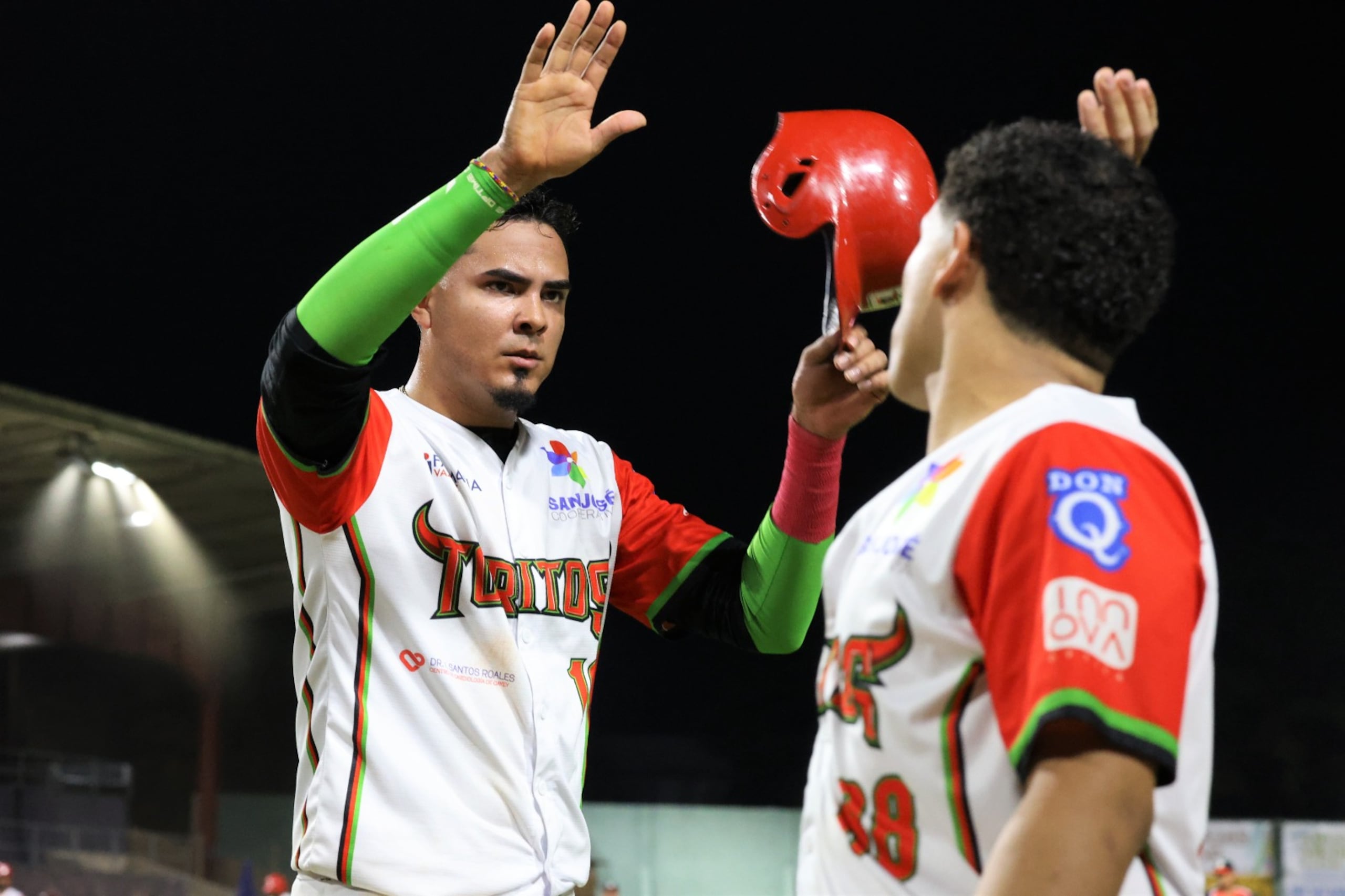 Nelson Molina celebra con un compañero luego de anotar por los Toritos de Cayey.