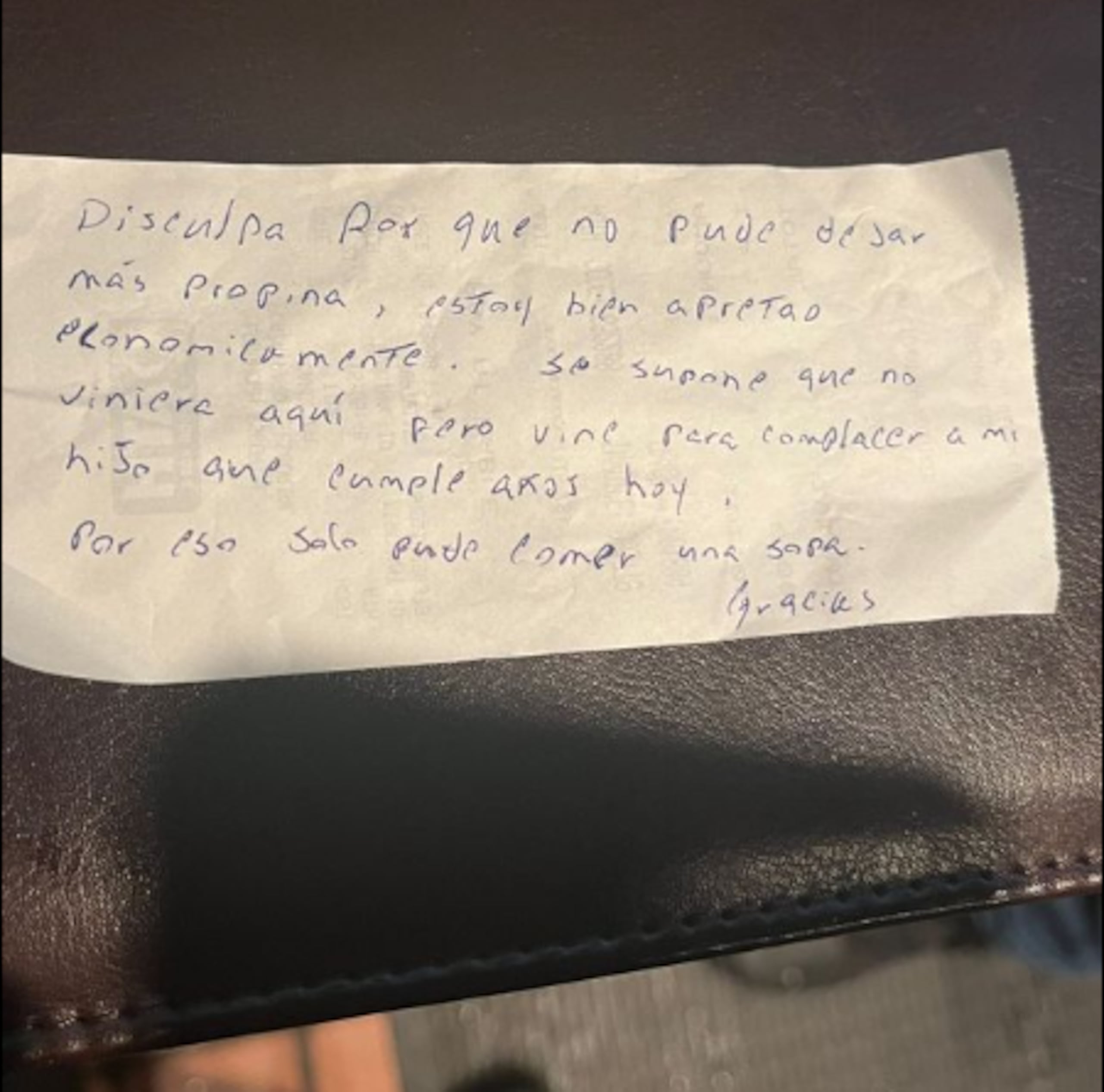 El restaurante busca al hombre para así regalarle una cena especial a él y su hijo.