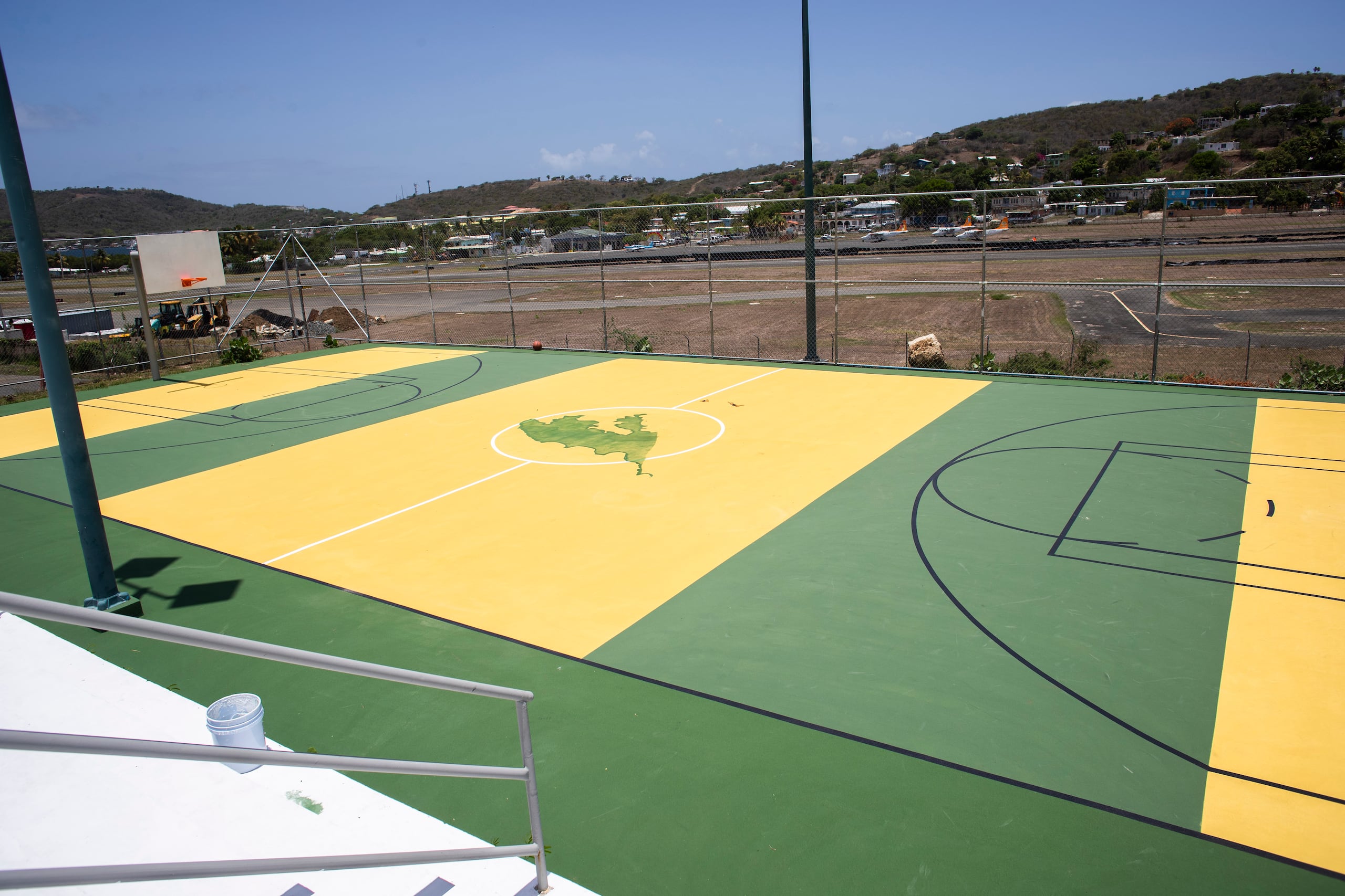 Hacia el exterior de la nueva instalación artística y cultural se rehabilitaron dos canchas deportivas y un área de gazebos.