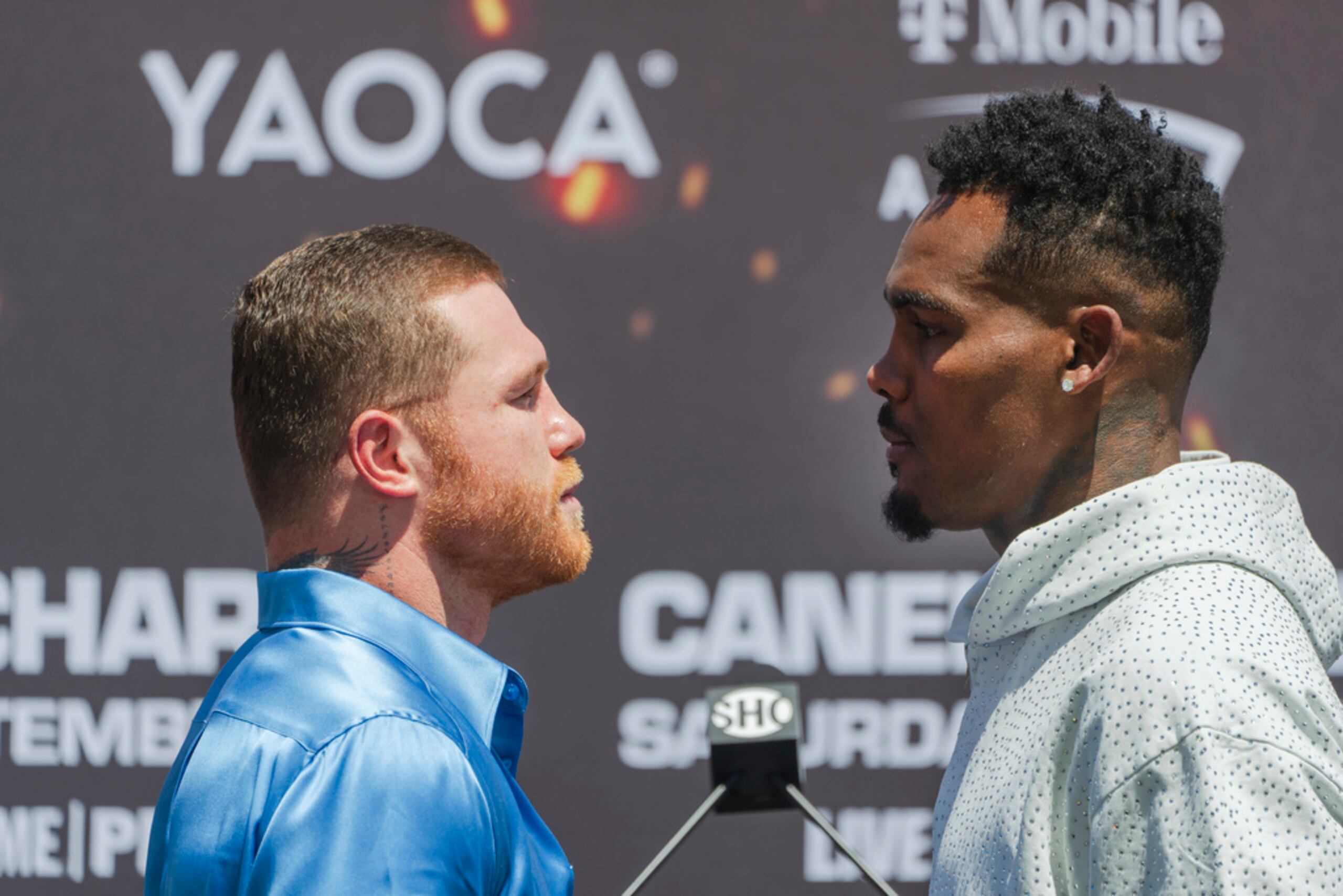 El indiscutible campeón mundial de los súper medianos, Canelo Álvarez, izquierda y el monarca junior mediano, Jermell Charlo, posan para las fotografías durante una conferencia de prensa promocional en Beverly Hills, California.