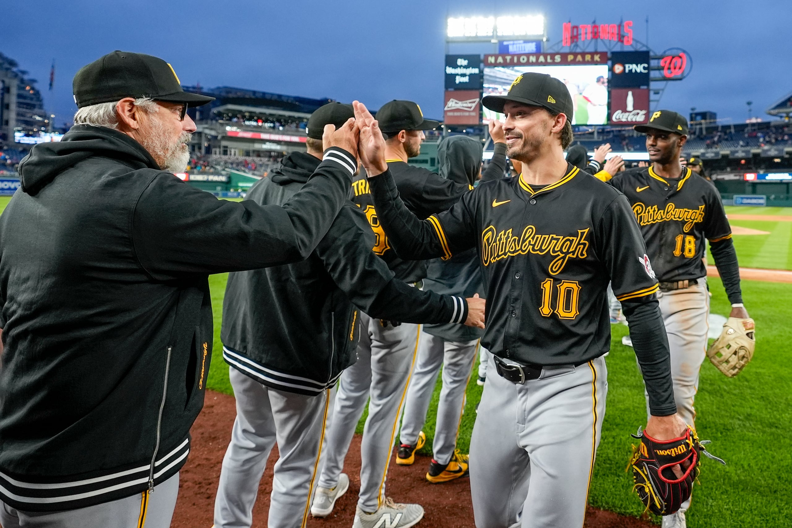 El mánager de los Piratas de Pittsburgh, Derek Shelton, a la izquierda, celebra con Bryan Reynolds después de la quinta victoria de los Pirates.