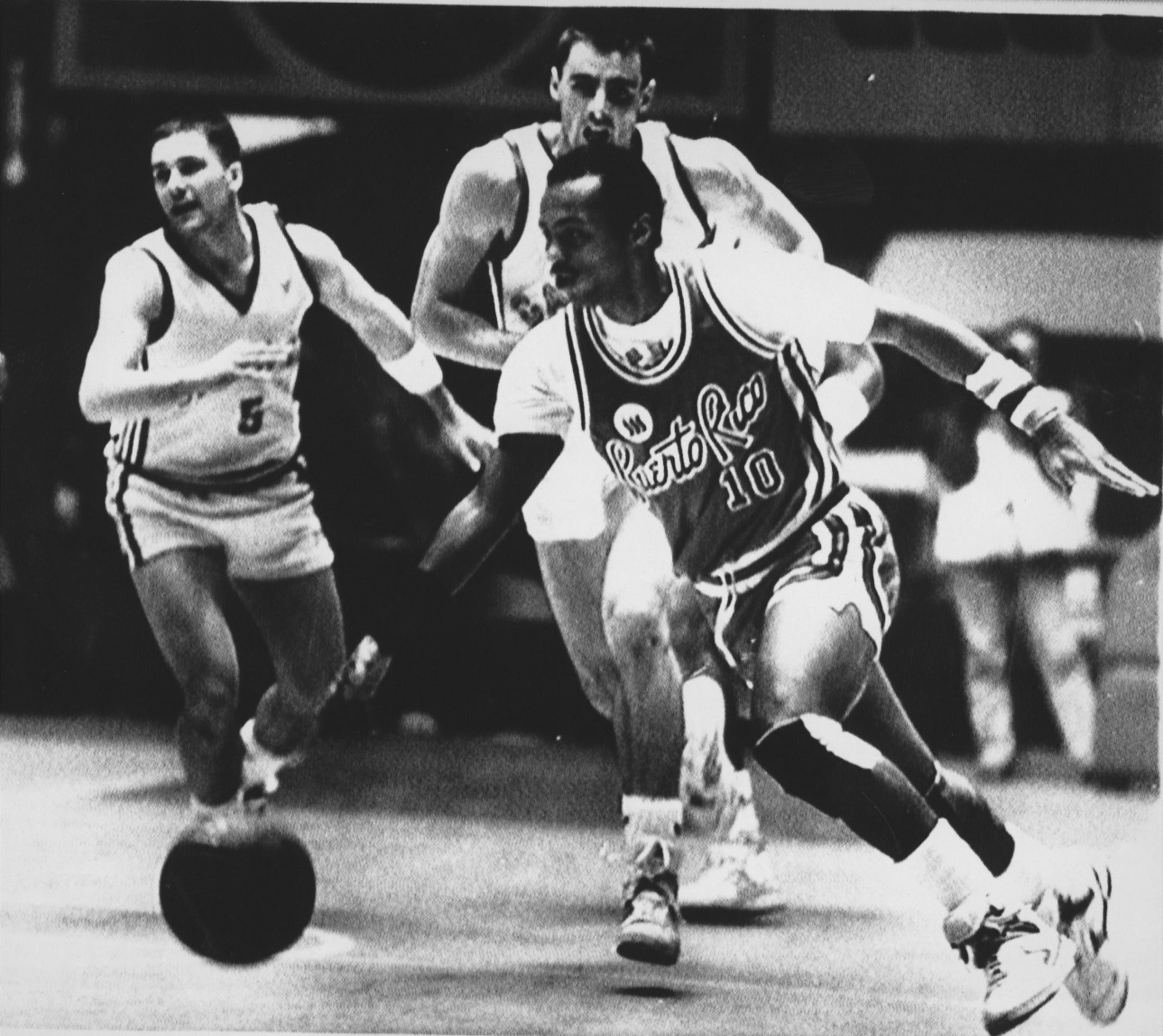Angelo Cruz fue un jugador clave en el Equipo Nacional en la década del 1980. Fue clave en triunfos internacionales sobre Yugoslavia en las Olimpiadas en Seúl 1988 y también en el Mundial Argentina 1990.