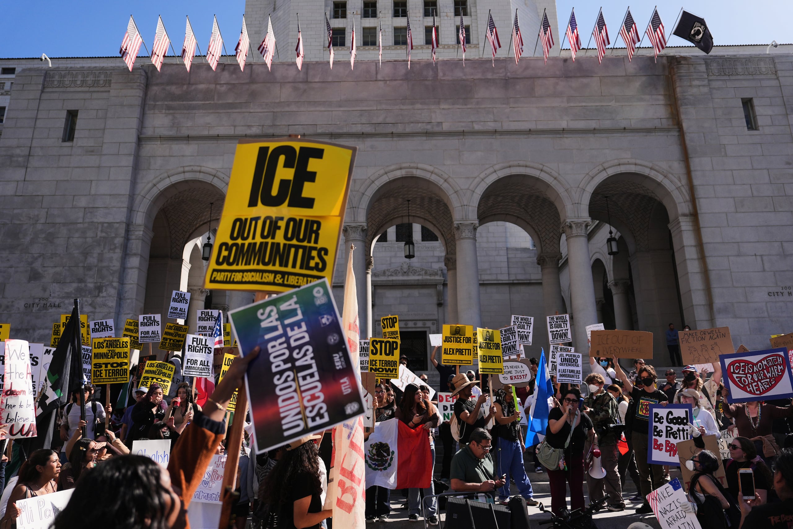ARCHIVO - Varias personas se reúnen en las escaleras del Ayuntamiento de Los Ángeles durante una protesta el 30 de enero de 2026. (AP Foto/Jae C. Hong/Archivo)