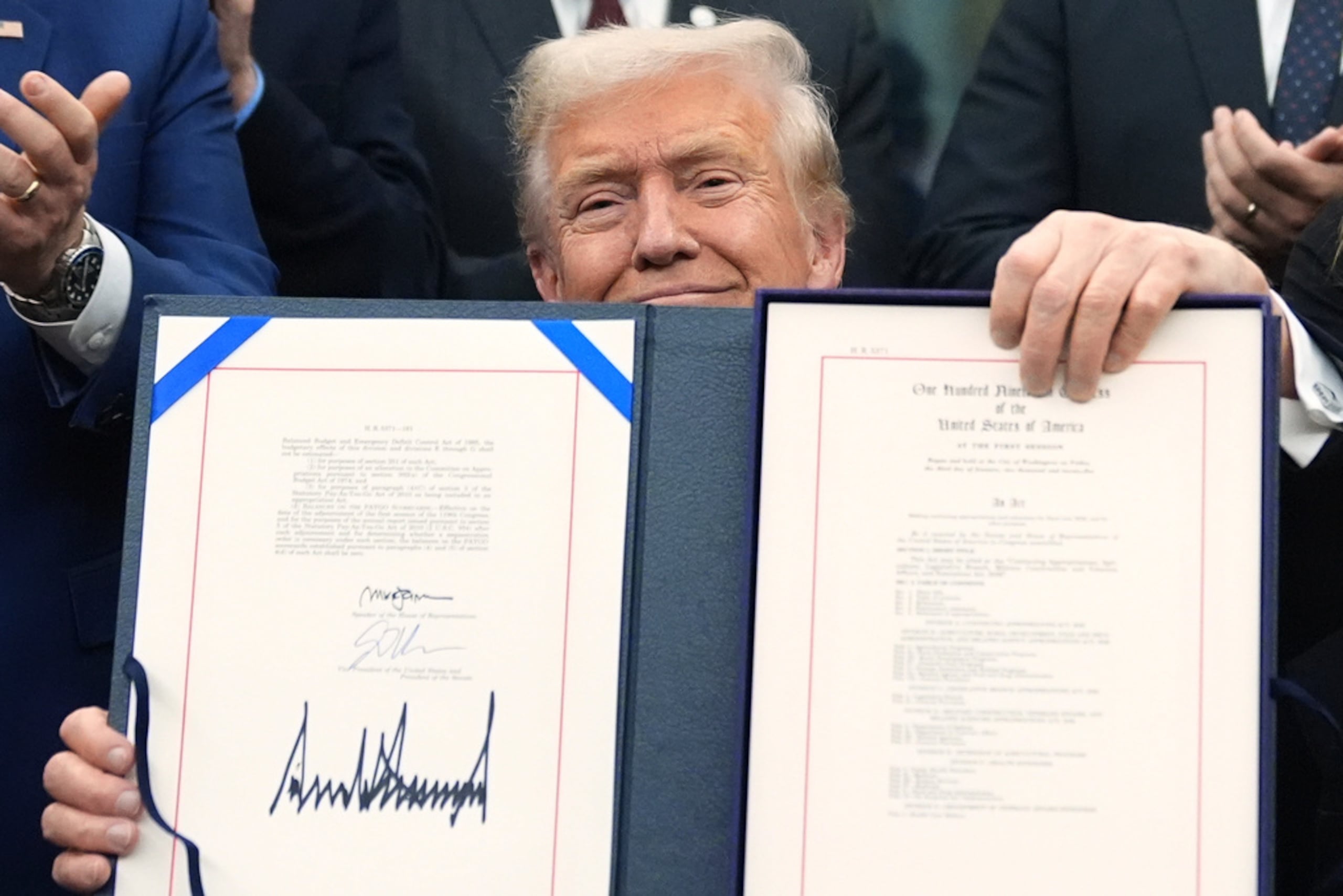 El paquete de continuación presupuestaria fue firmado poco antes de las 10:30 de la noche por el presidente Donald Trump.