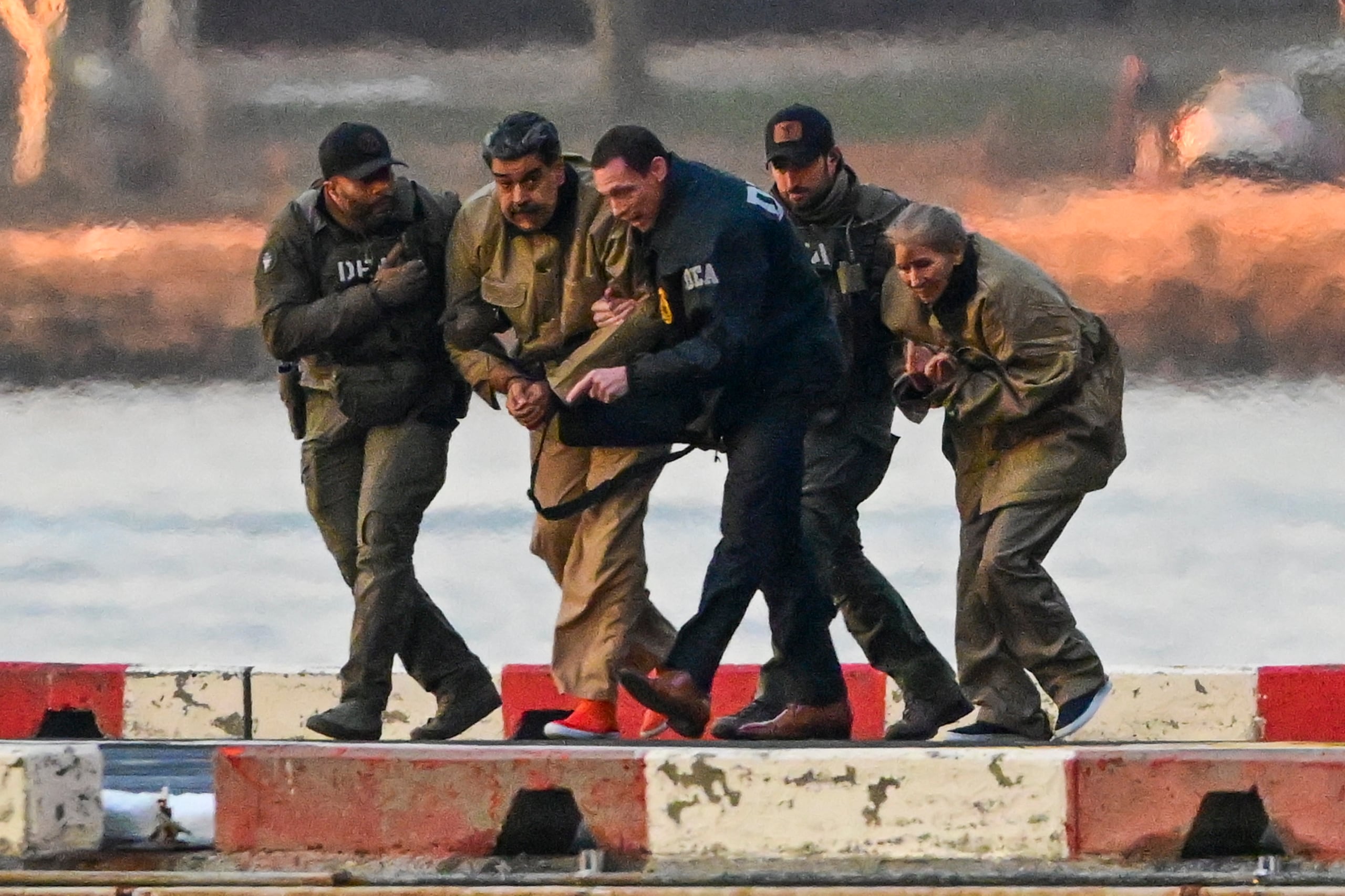 El presidente venezolano, Nicolás Maduro, y su esposa, Cilia Flores, llegan al helipuerto de Wall Street durante su transporte a la corte federal para su comparecencia en Nueva York. EFE/Stringer