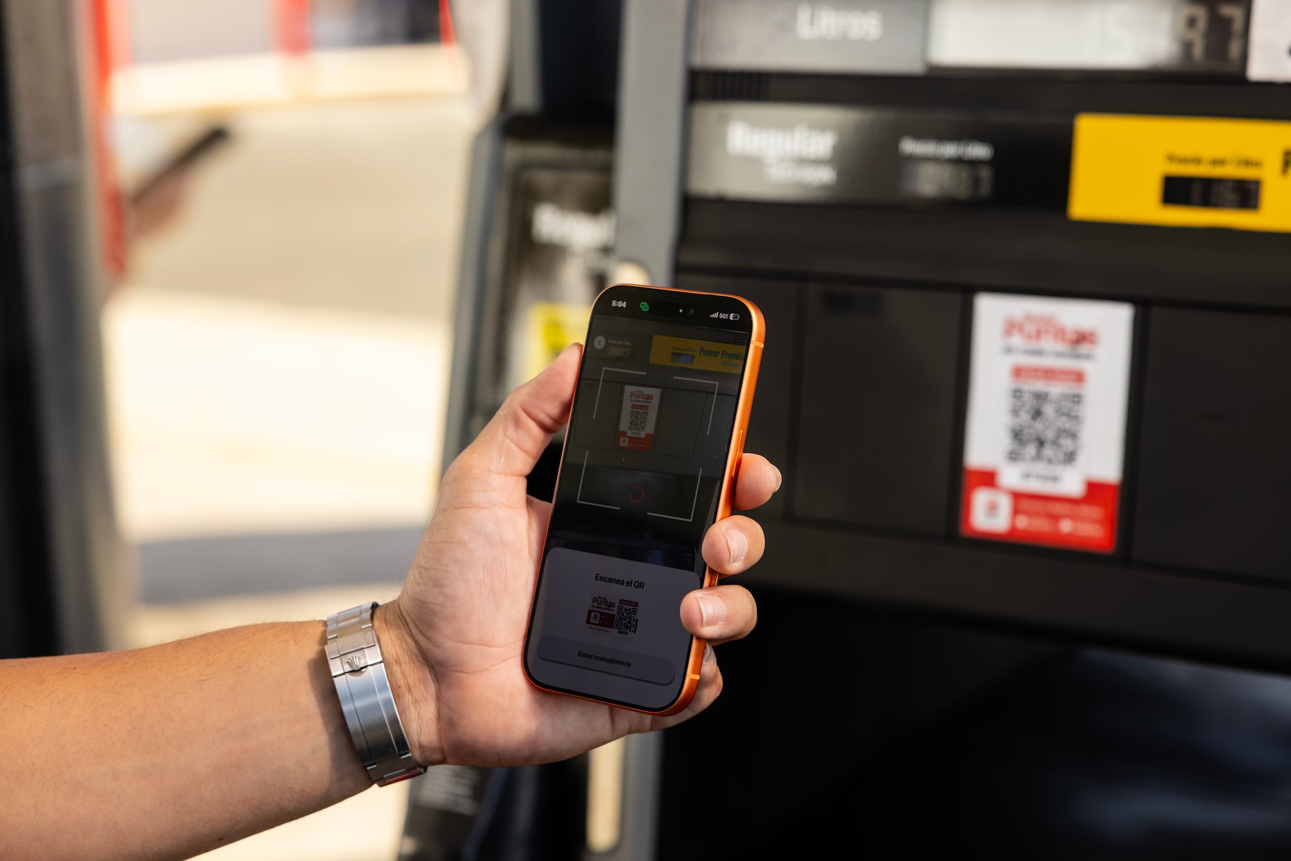 Paga en la bomba o en la tienda, escaneando el QR Code.