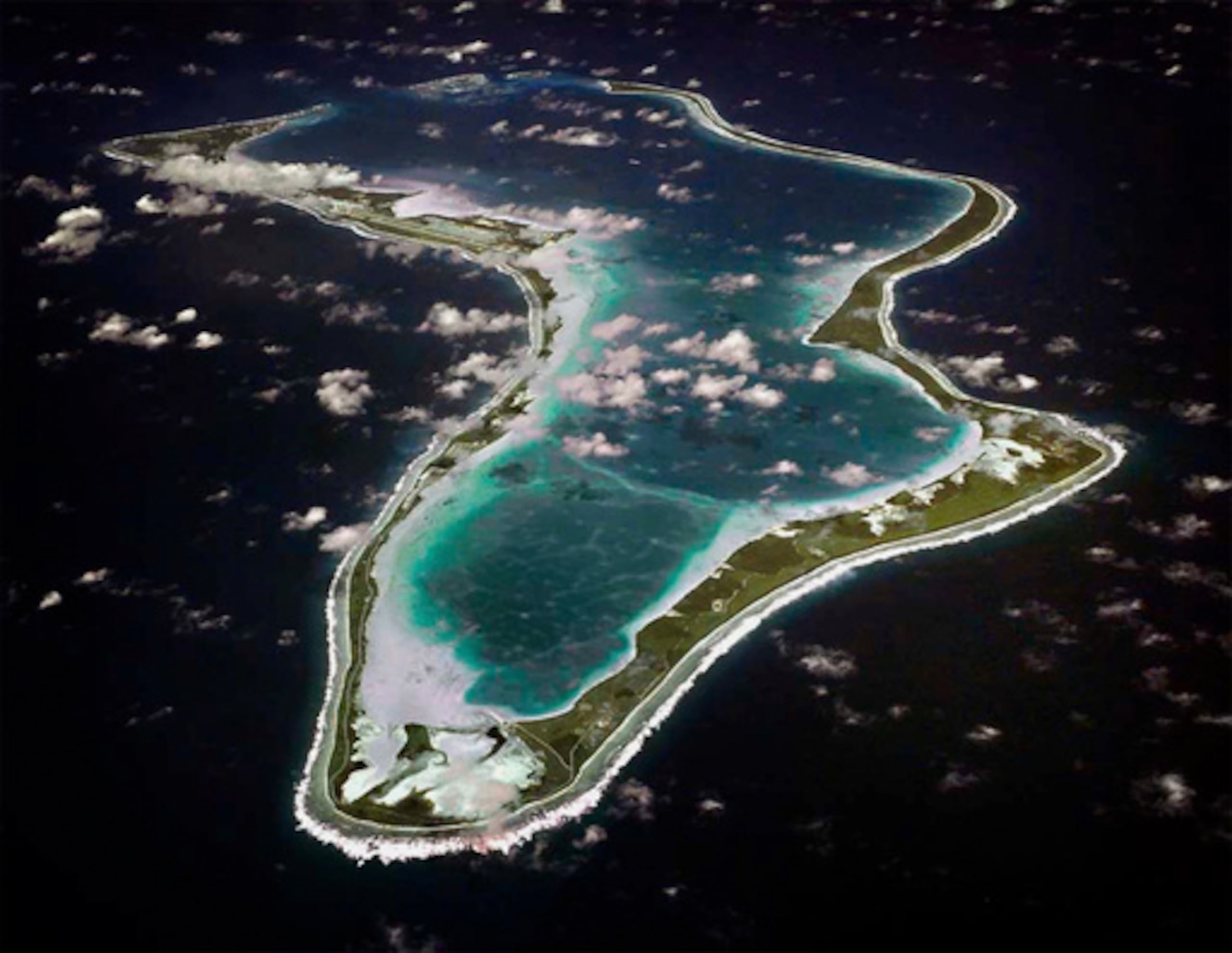 ARCHIVO - Esta imagen difundida por la Marina estadounidense muestra una vista aérea de Diego García, en el grupo de islas Chagos. (Marina de EE.UU. vía AP, Archivo)