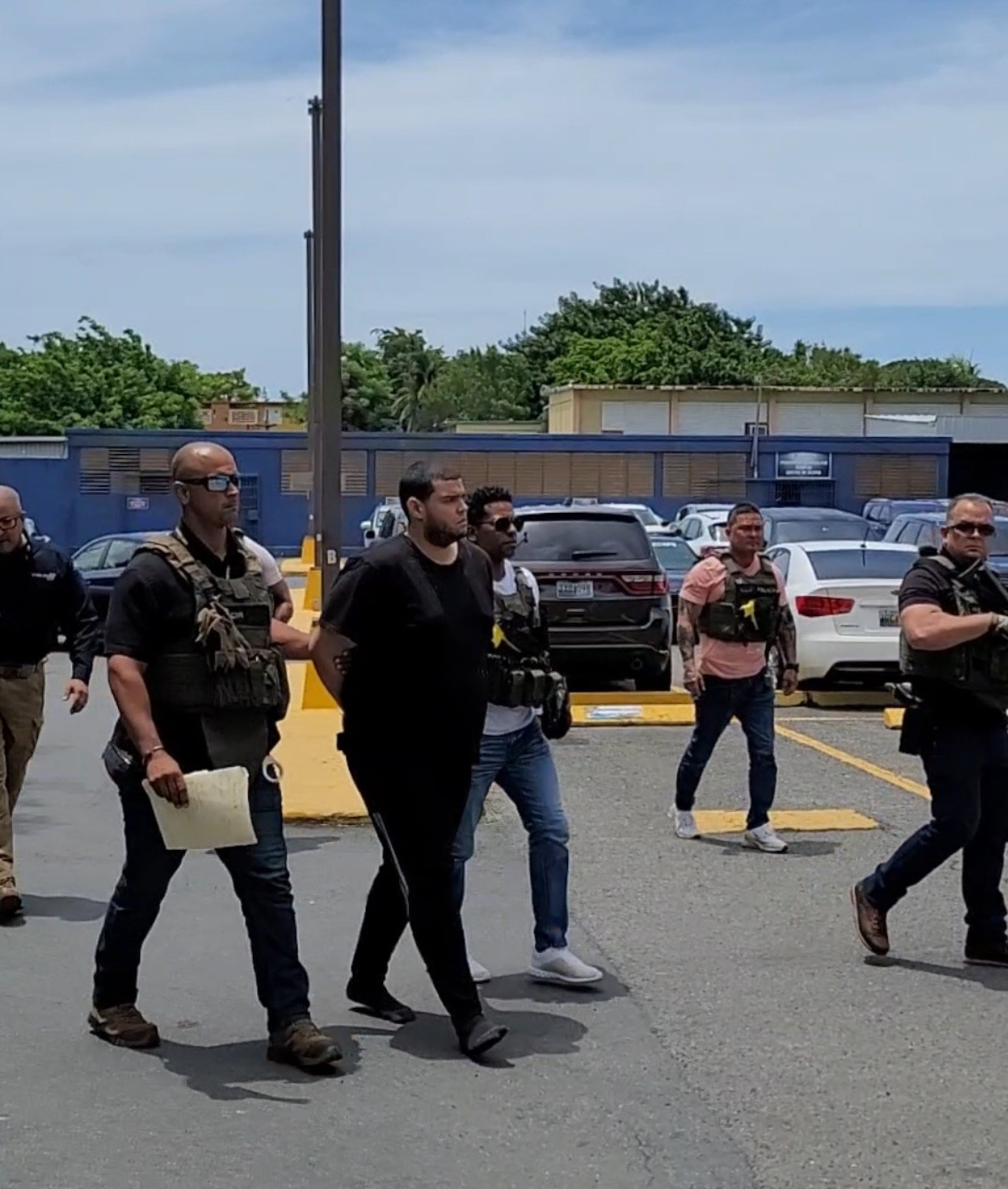 El fugitivo Alberto J. González Pagán, de 29 años y vecino de Bayamón, está acusado por el delito de robo agravado en la modalidad de “carjacking” y maltrato a personas de edad avanzada.
