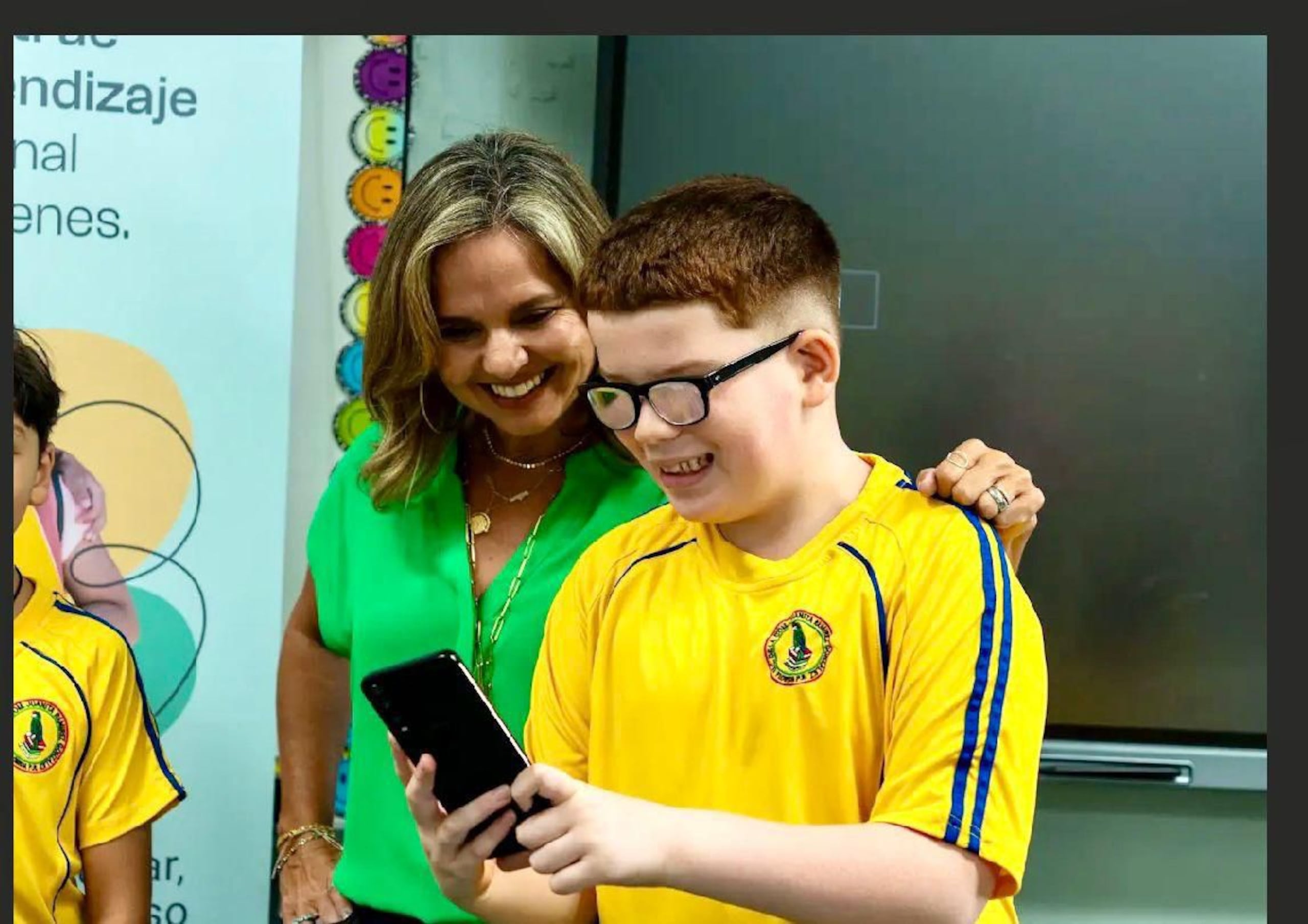 Lilly Oronoz, Directora Ejecutiva de Fields of Joy con un joven de la escuela elemental Juanita Ramírez González del municipio de Florida.