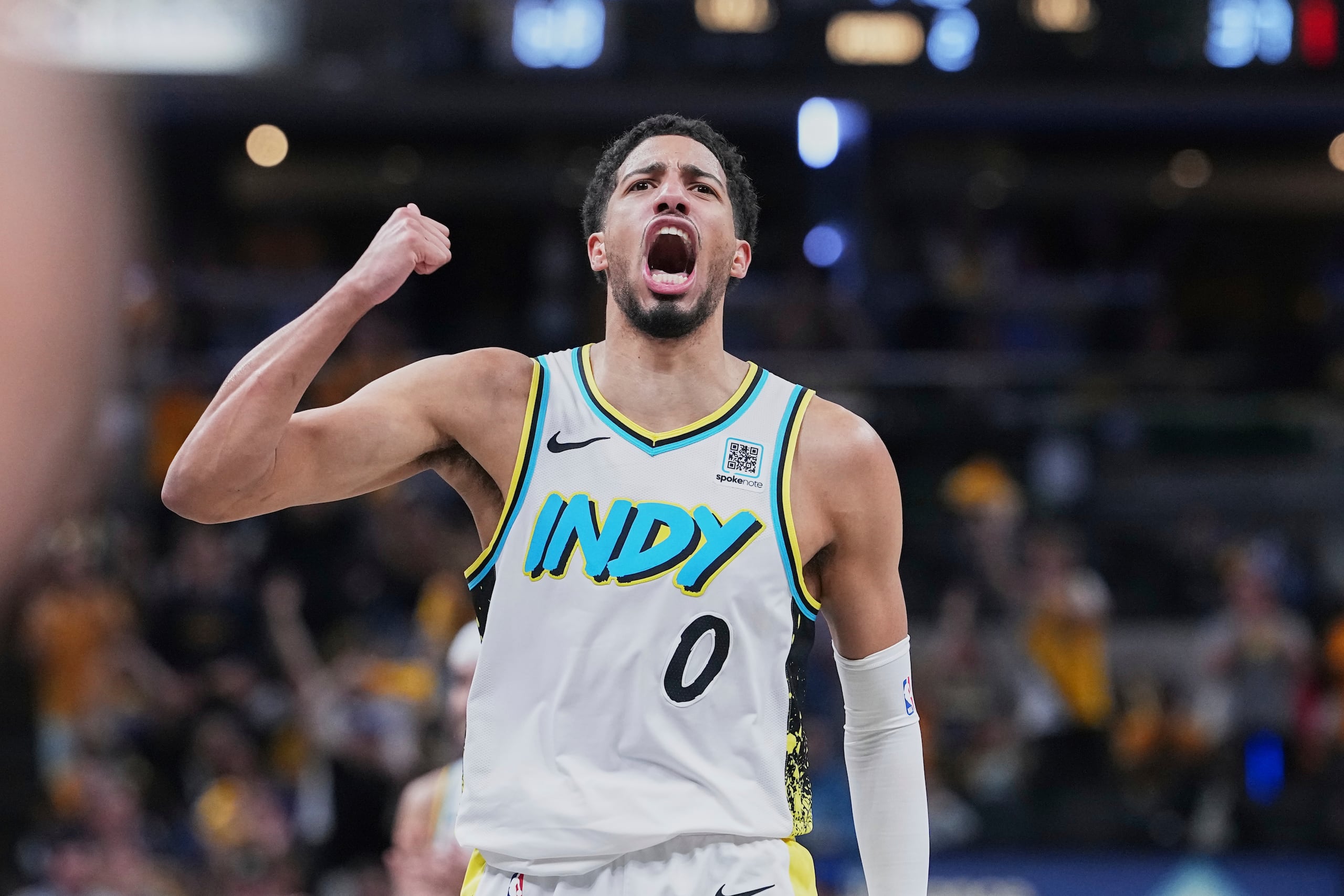 Tyrese Haliburton (0), de los Pacers de Indiana, celebra en la primera mitad del cuarto juego de la serie de playoffs del baloncesto de la NBA frente a los Cavaliers de Cleveland, el domingo 11 de mayo de 2025, en Indianápolis.