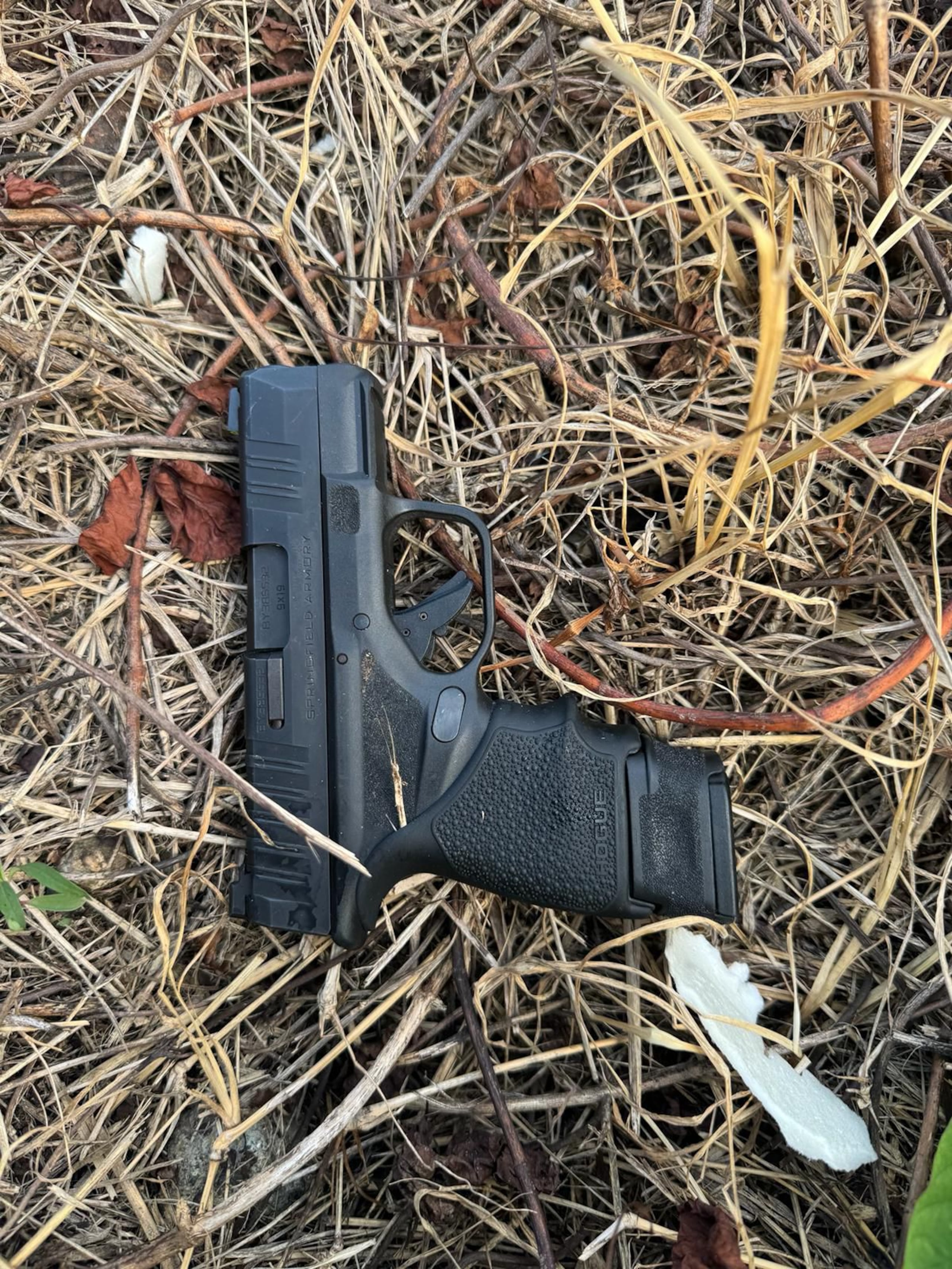 La Unidad Canina de la Policía Municipal de Carolina ocupó en uno de los callejones del residencial Sabana Abajo, rifles, el arma de reglamento y el radio del agente Eliezer Ramos Vélez, asesinado por gatilleros.