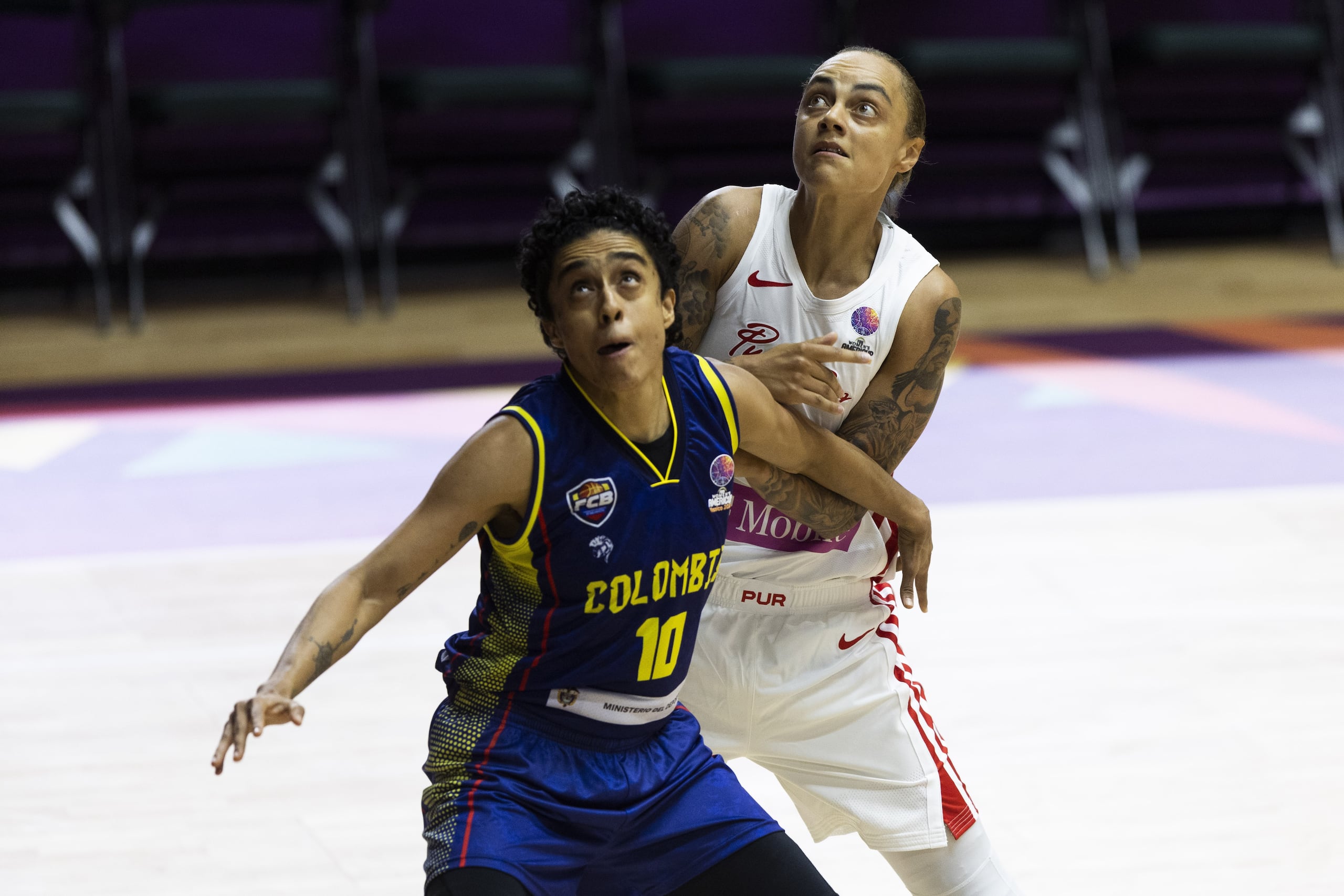 Jazmon Gwathmey en una lucha por un rebote.