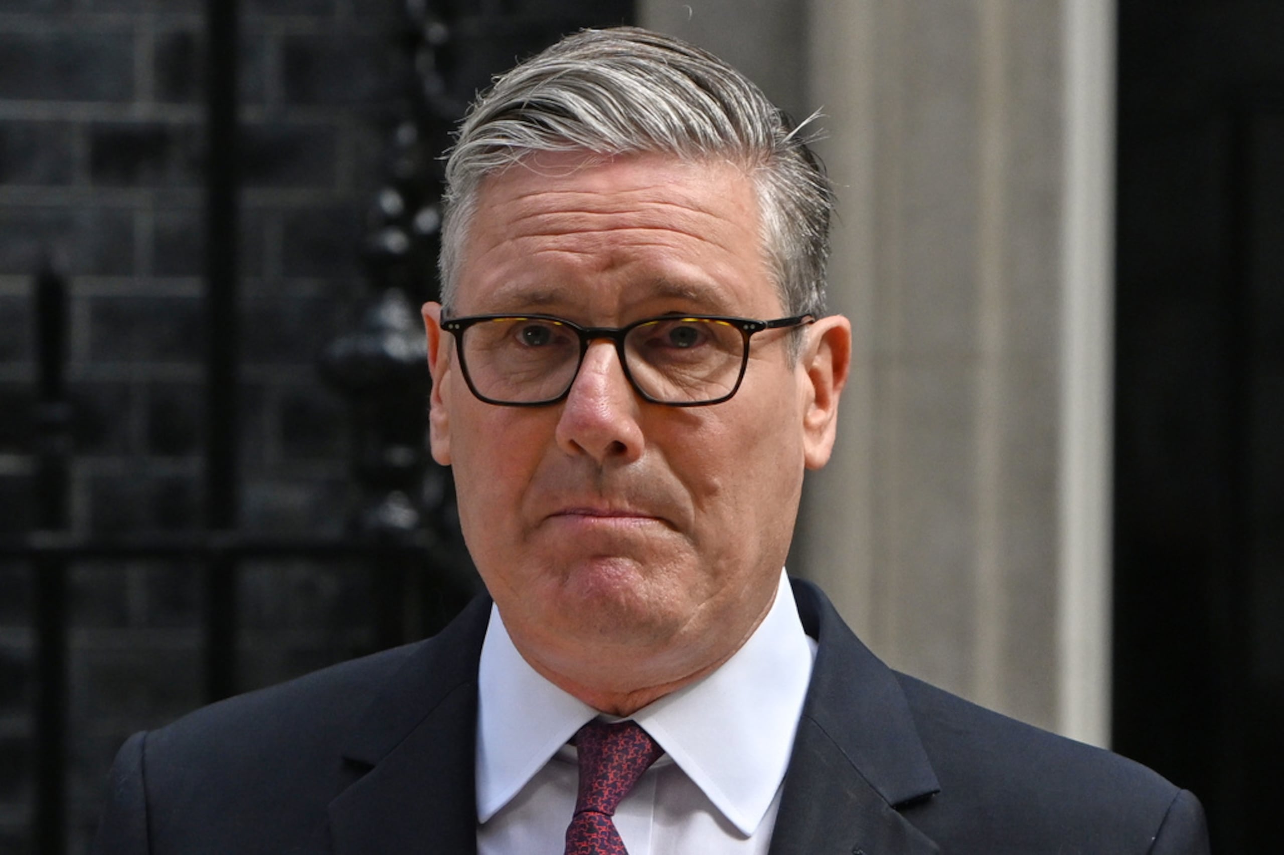 Keir Starmer hizo el anuncio ante la residencia oficial del primer ministro, el 10 de Downing Street, con la voz estrangulada por la emoción hacia el final de su breve declaración.
