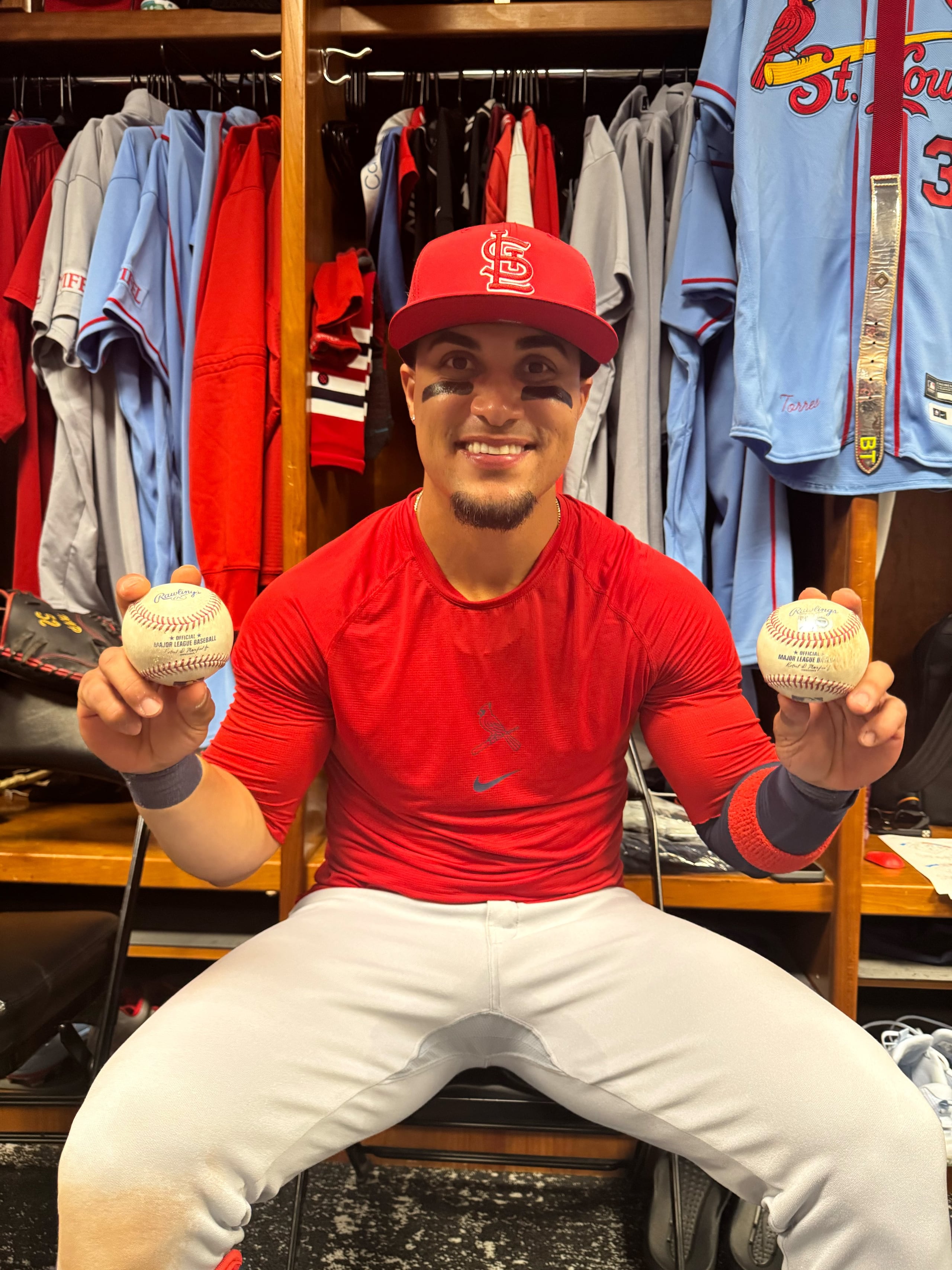 Bryan Torres con las bolas de su primer hit y cuadrangular en las Mayores.