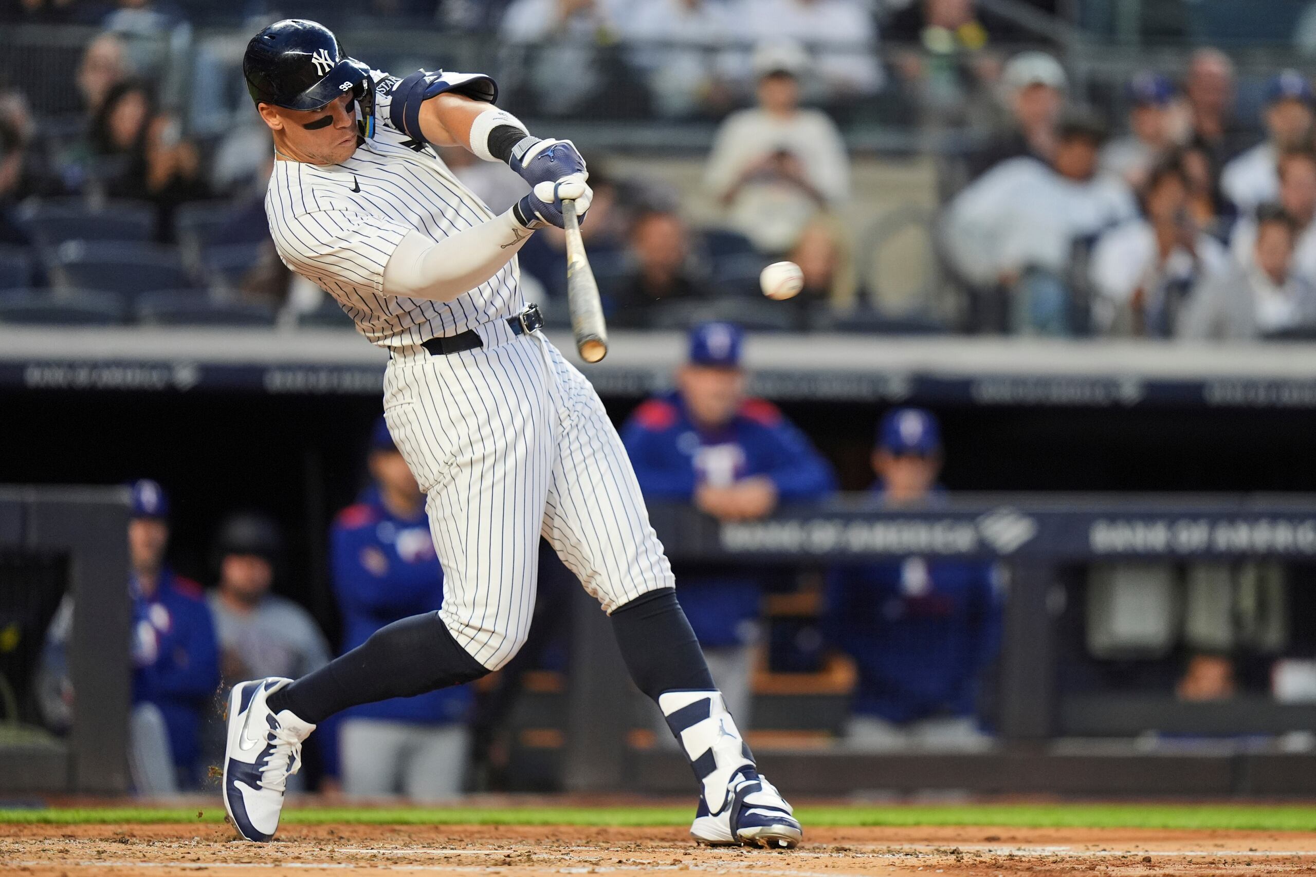 Aaron Judge, de los Yankees de Nueva York, batea un sencillo durante la cuarta entrada contra los Rangers de Texas.